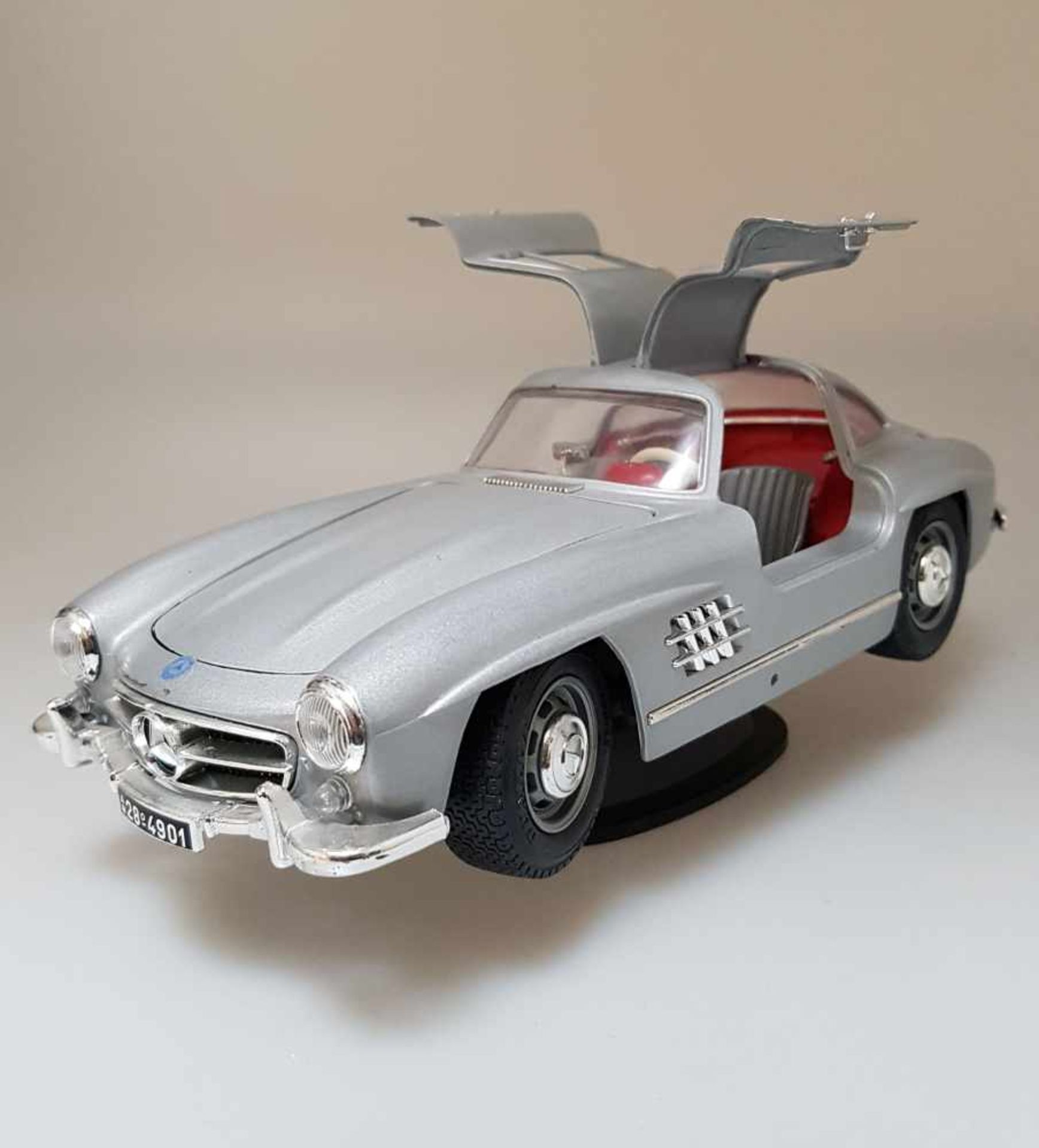 Mercedes-Benz 300 SL Baujahr 1954 silber 1:18 Burago