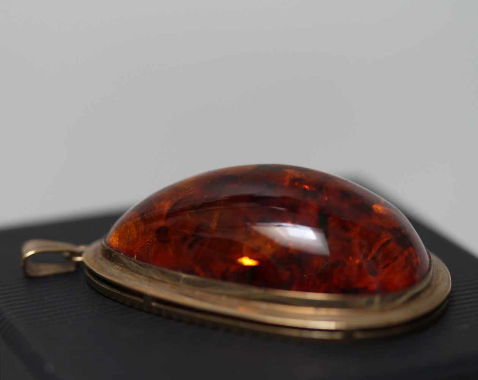 Antiker Bernstein Anhänger oval aus 8K 333 Gold 4,7 x 3,2 cm Amber 13,4 g.