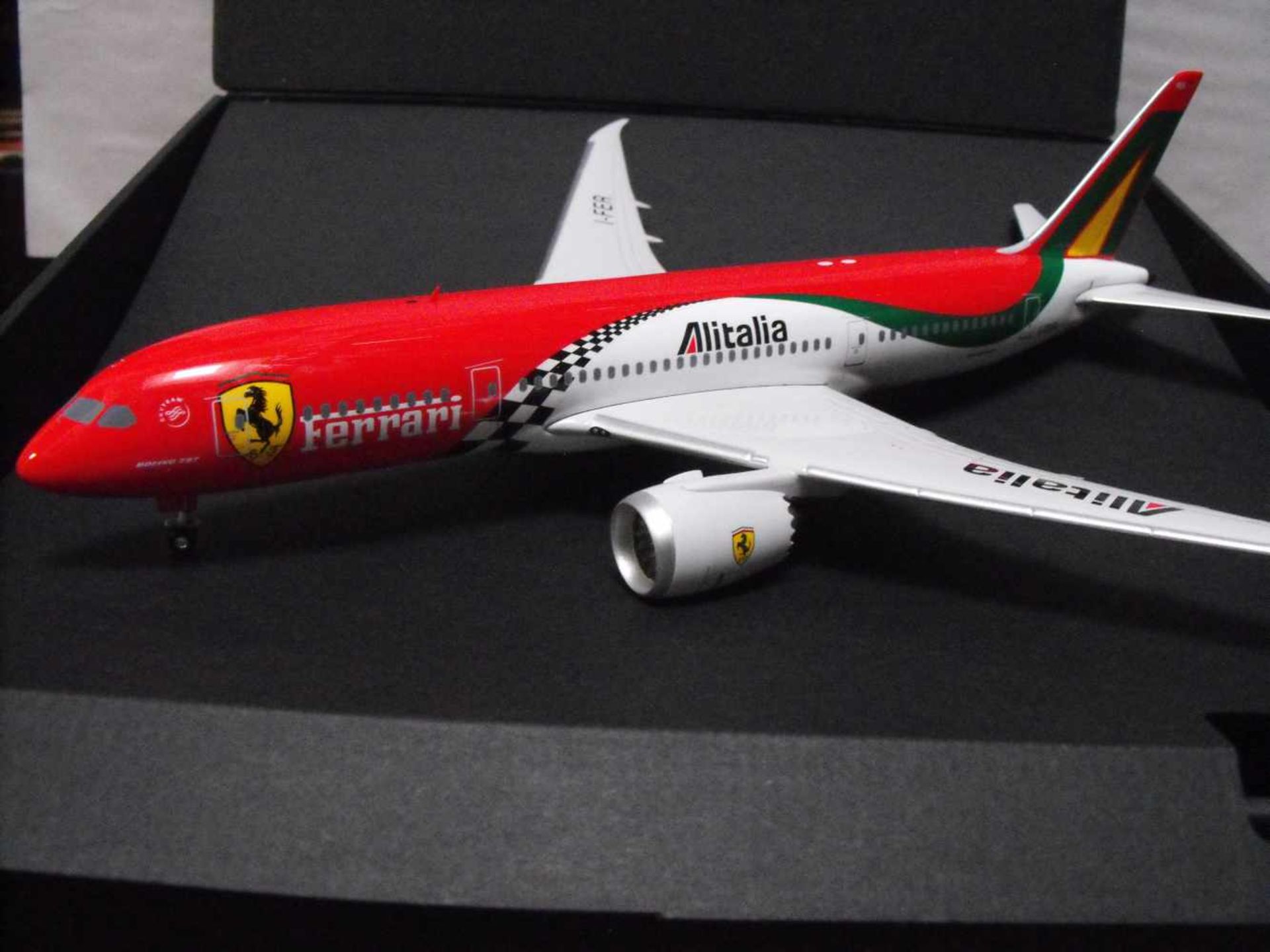 Phoenix 1/200 Alitalia "Ferrari librea" Boeing 787 "Very Rare" Reg # i-Fer 787 1:200 Model