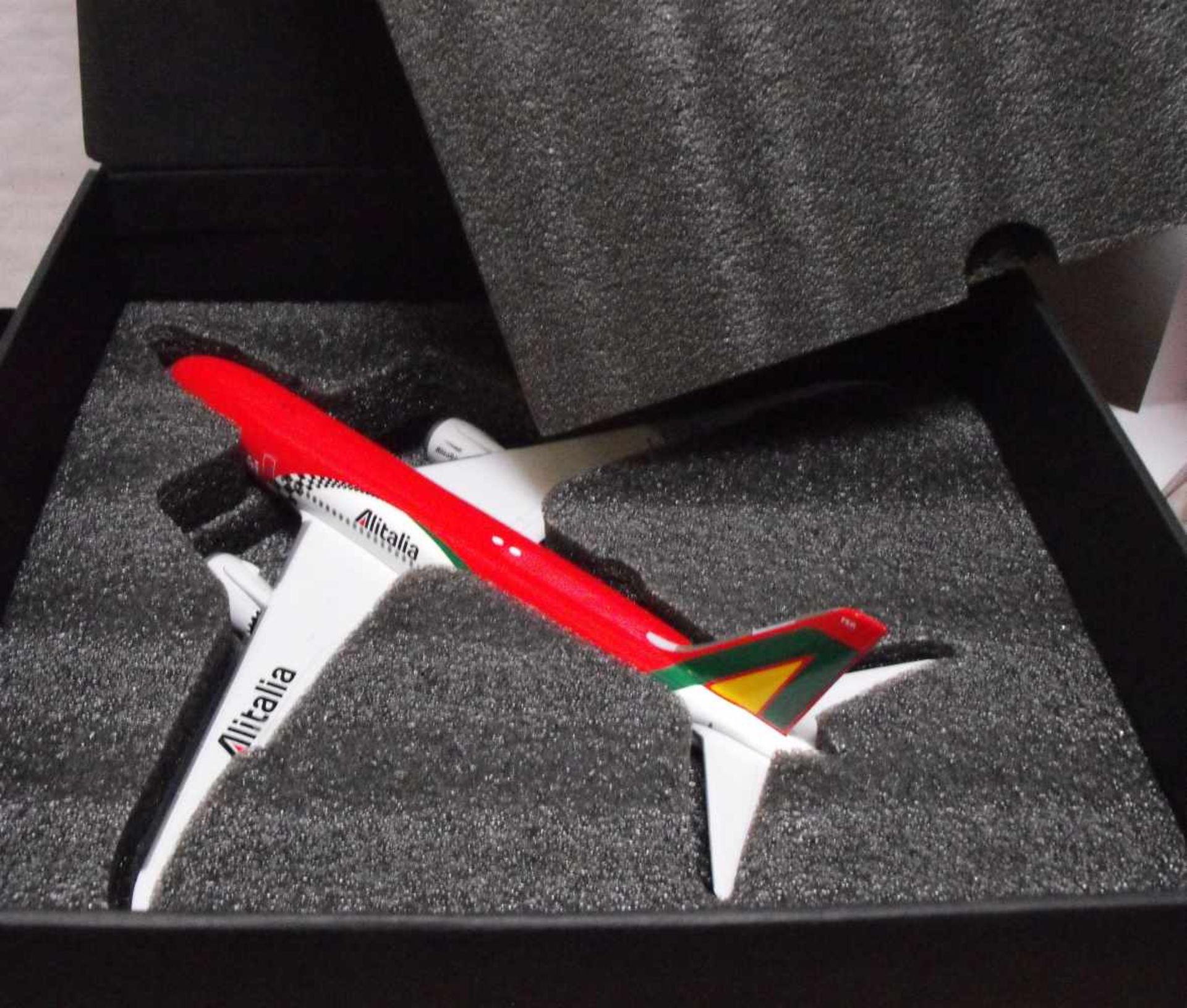 Phoenix 1/200 Alitalia "Ferrari librea" Boeing 787 "Very Rare" Reg # i-Fer 787 1:200 Model - Image 4 of 4