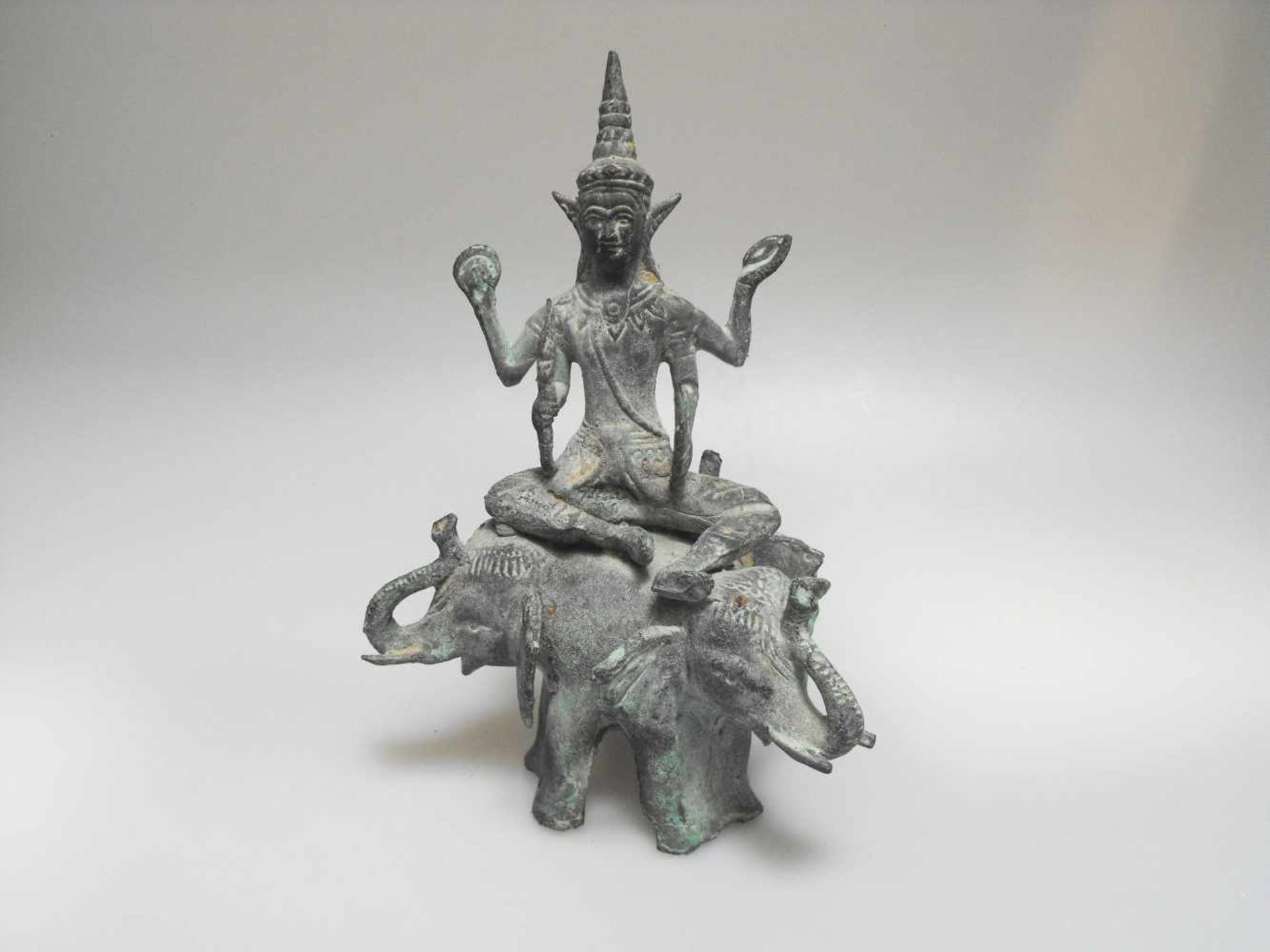 Shan Buddha aus Bronze auf dem Elefantenthron