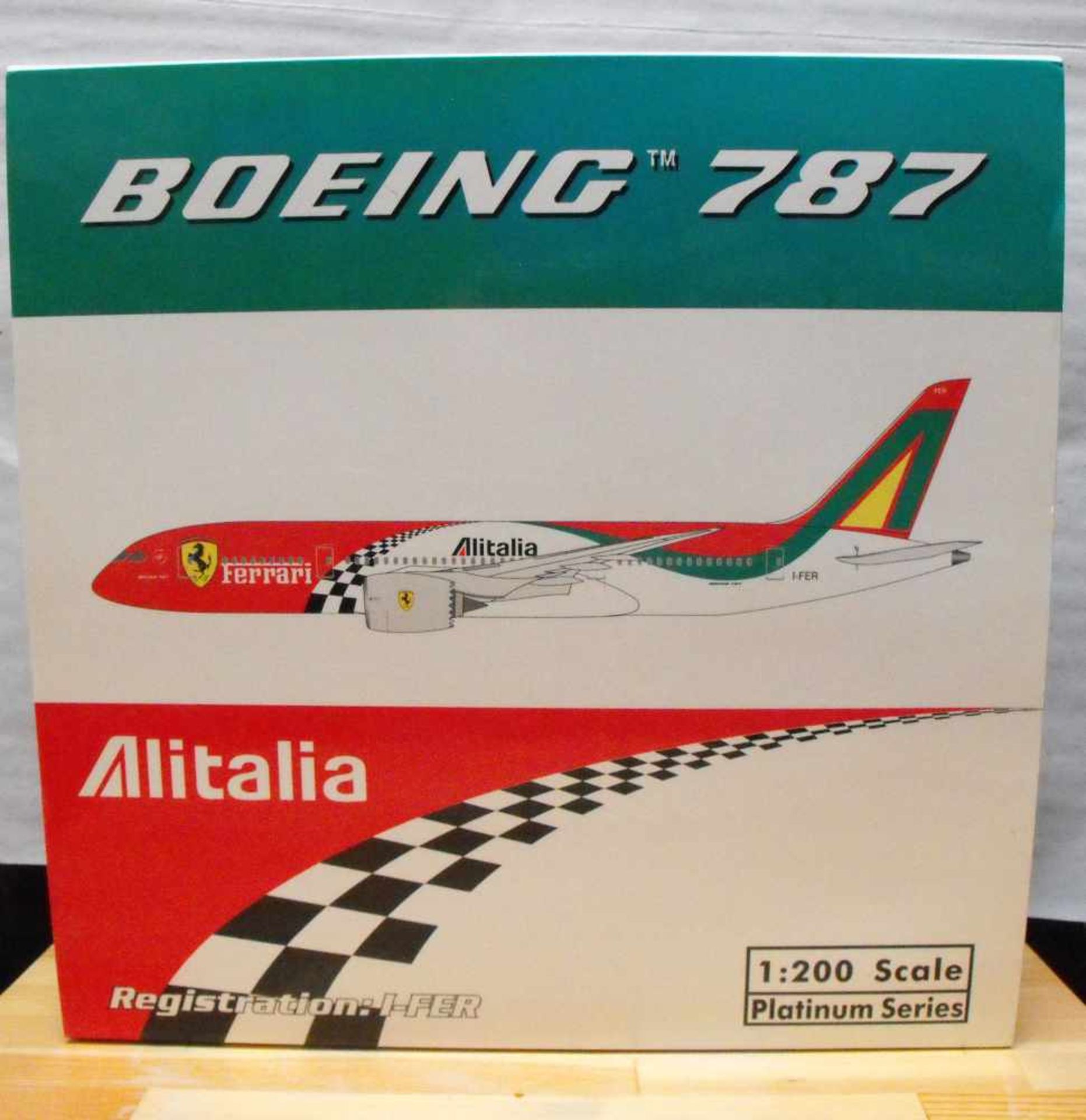 Phoenix 1/200 Alitalia "Ferrari librea" Boeing 787 "Very Rare" Reg # i-Fer 787 1:200 Model - Bild 2 aus 4