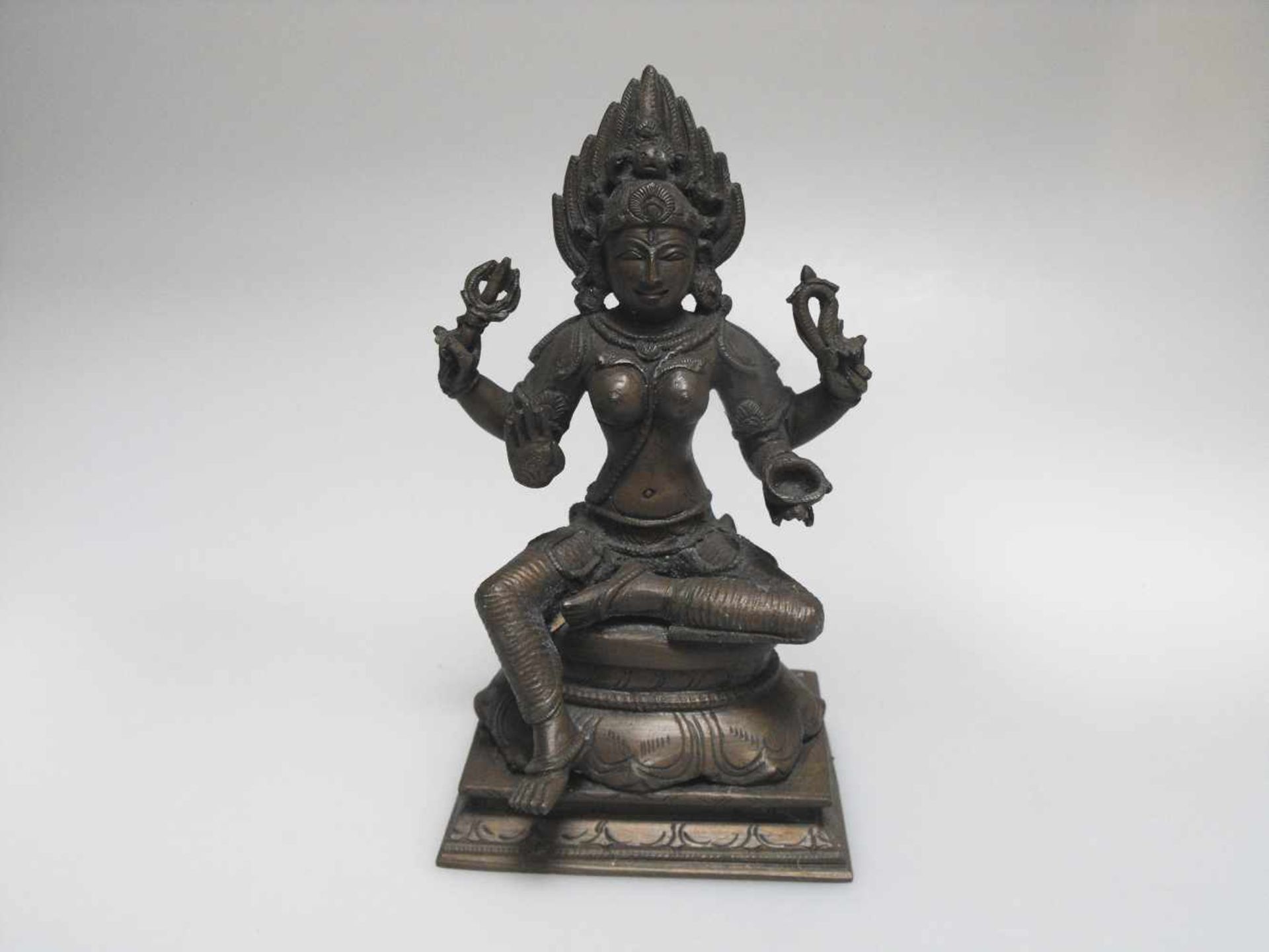 GUANYIN aus dunkler Bronze,