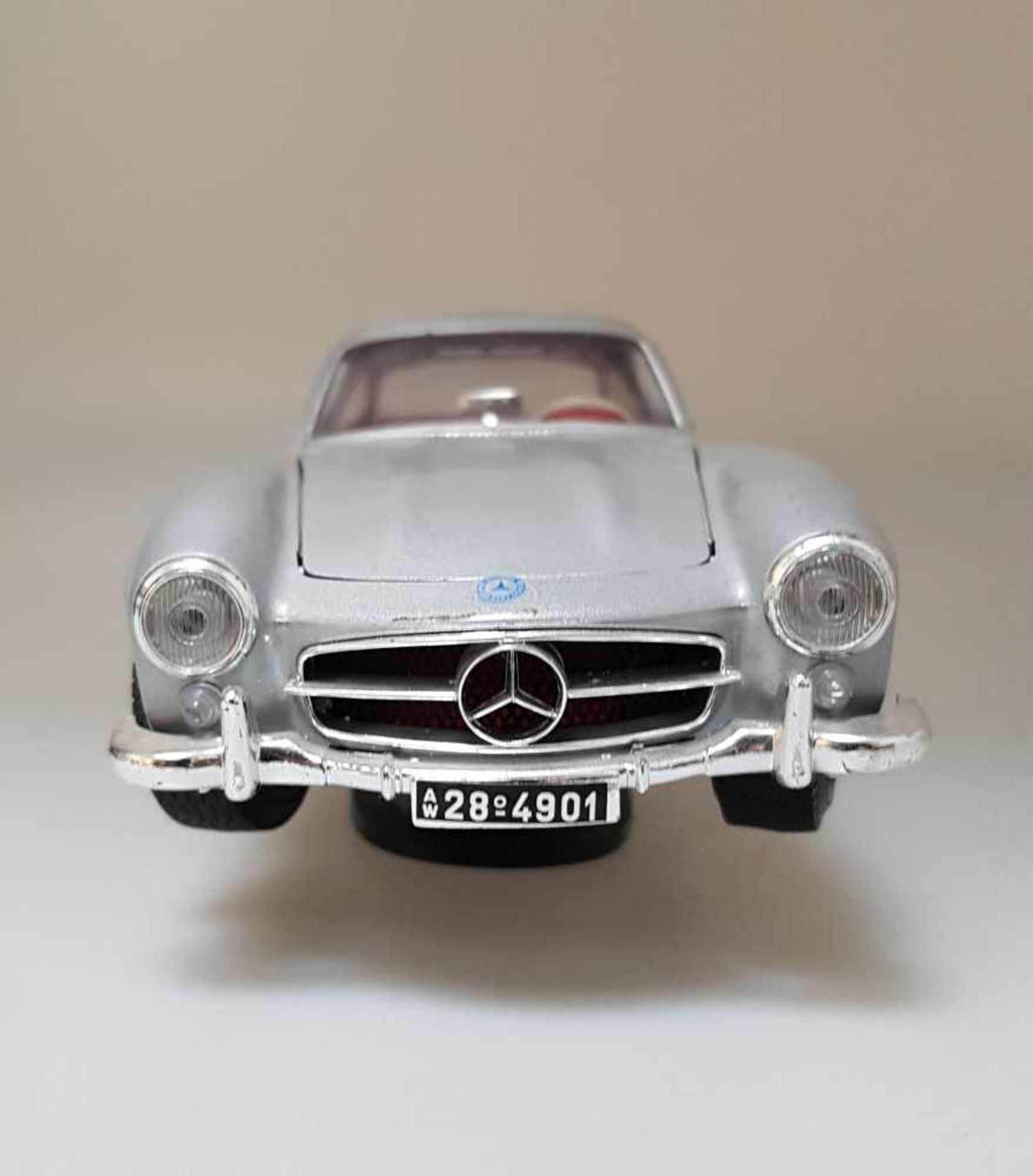 Mercedes-Benz 300 SL Baujahr 1954 silber 1:18 Burago - Bild 6 aus 8