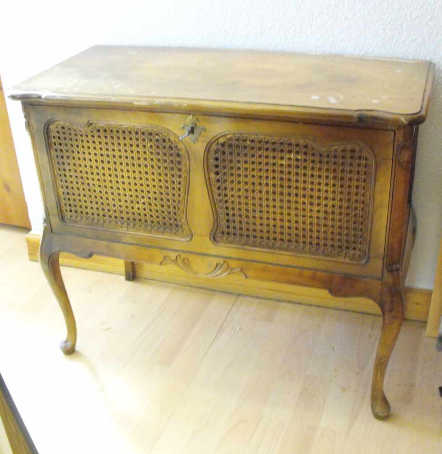 1950er Chippendale Hausbar Kommode mit Geflecht