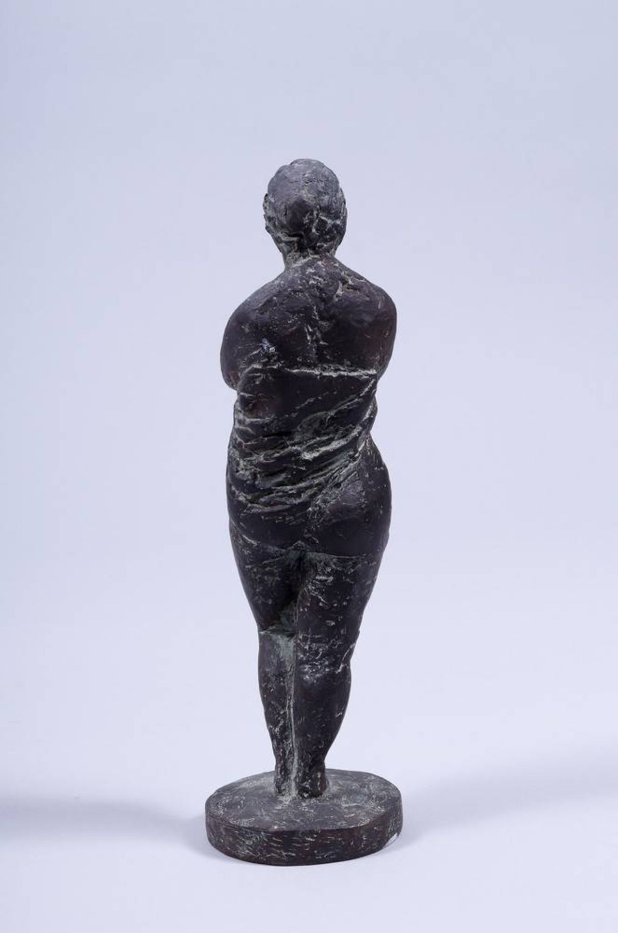 Christa Baumgärtel (geb. 1947, Kaufbeuren) Bronze, patinated, "Dame mit Badetuch" (Lady in bath - Bild 4 aus 6