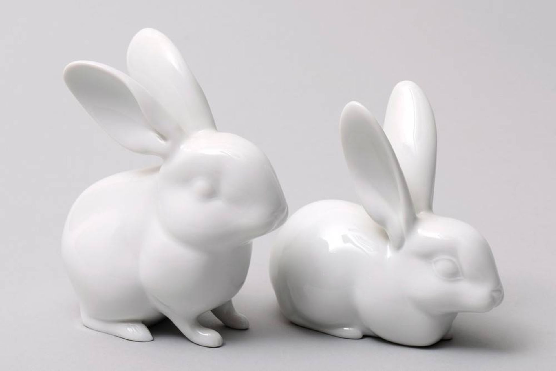 2 rabbits KPM Berlin, 20th C., glazed porcelain, 1 seated and 1 reclining rabbit, sceptre mark, H - Bild 2 aus 4