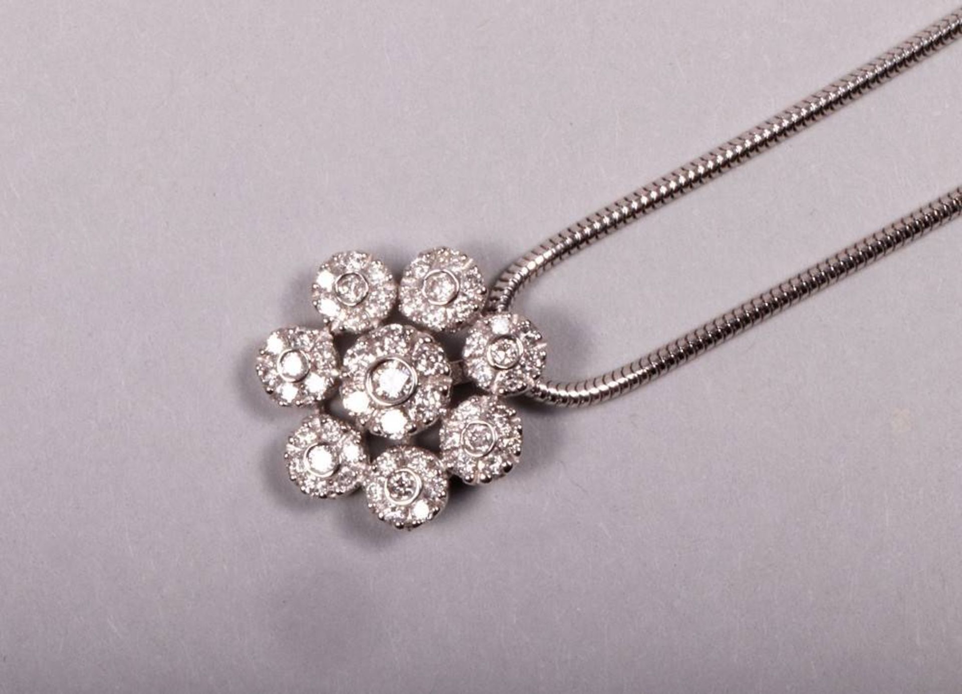 Collier750 white gold, flower shaped pendant, set with 55 brilliant cut diamonds, slightly tinted - Bild 3 aus 3