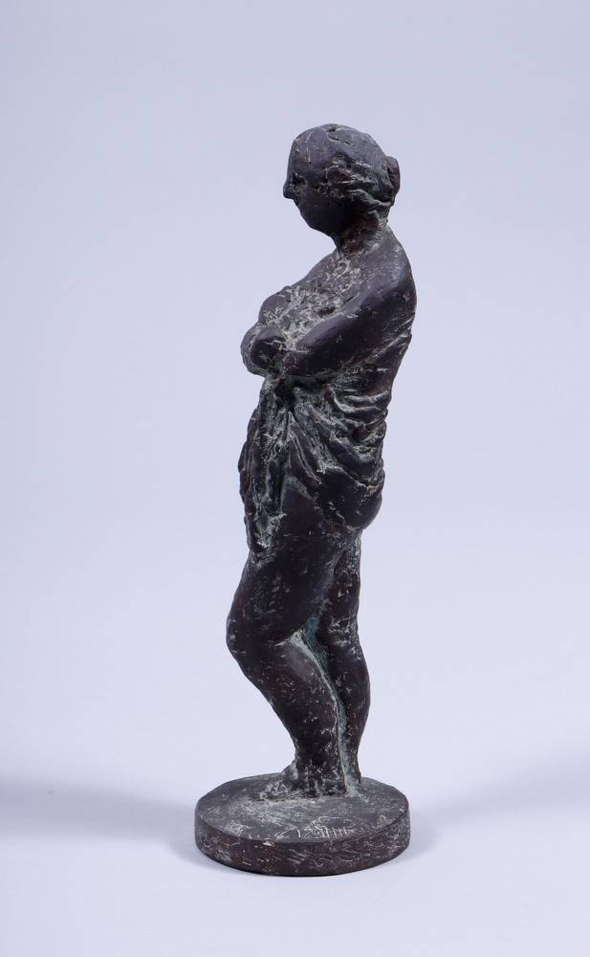 Christa Baumgärtel (geb. 1947, Kaufbeuren) Bronze, patinated, "Dame mit Badetuch" (Lady in bath - Bild 5 aus 6