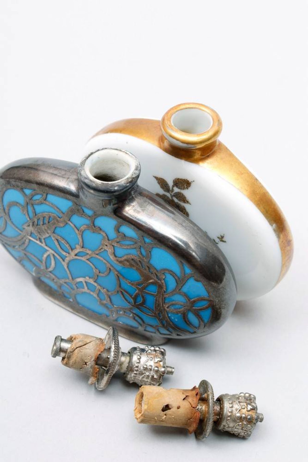 2 small Art-Deco perfume bottles german, ca. 1920, silver overlay and gilt decoration, porcelain, 1x - Bild 3 aus 3