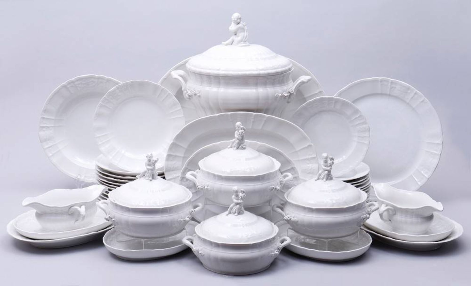 Dinner service KPM-Berlin, design Friedrich Elias Meyer 1767, form "Rocaille", manufactured befor