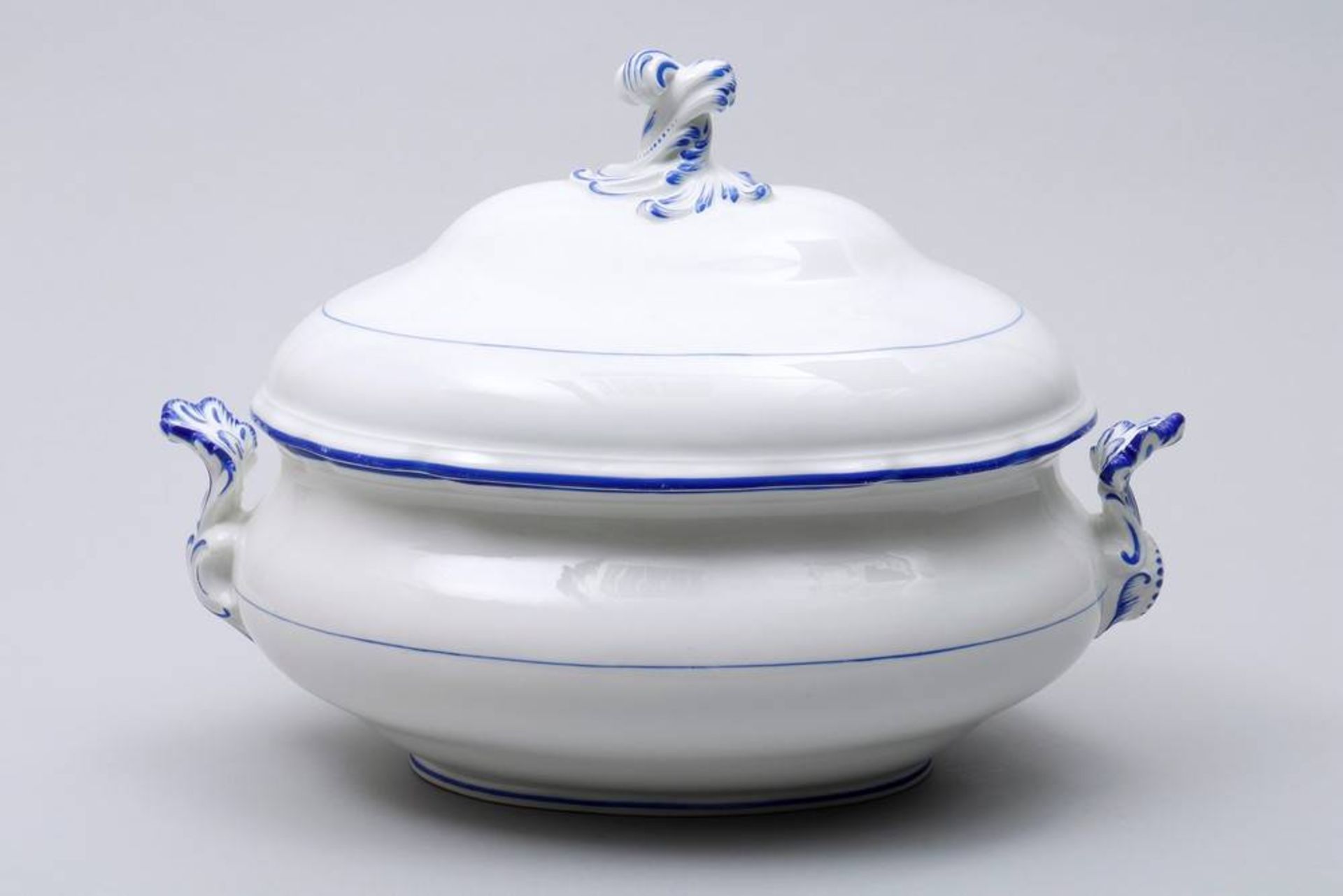 Large terrine Meissen, 20th C., form "Neuer Ausschnitt", cobalt blue details, swordmarks, 2