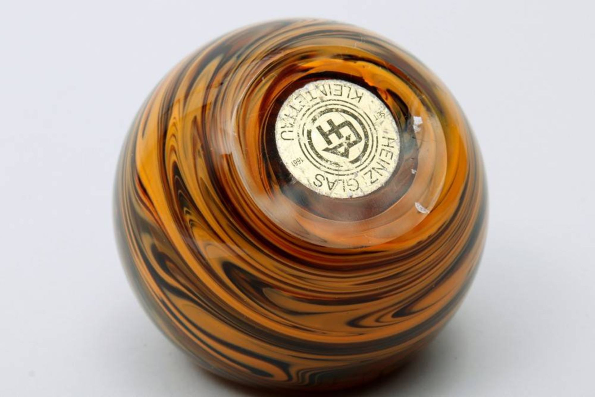 Paperweightca. 1960s, orange and brown inclusions, globe shaped, Heinz Glas - Kleintettau, makers - Bild 2 aus 3