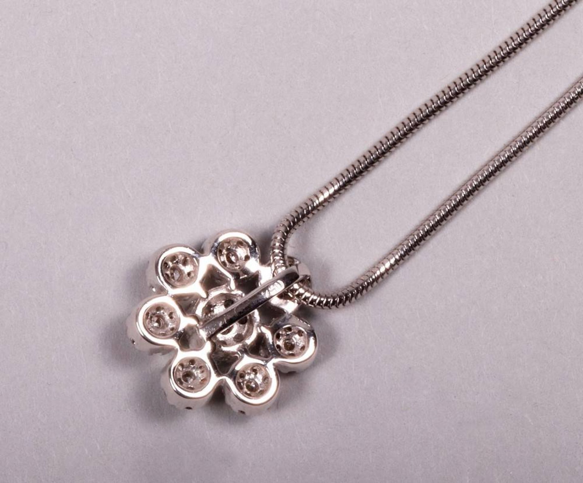 Collier750 white gold, flower shaped pendant, set with 55 brilliant cut diamonds, slightly tinted - Bild 2 aus 3