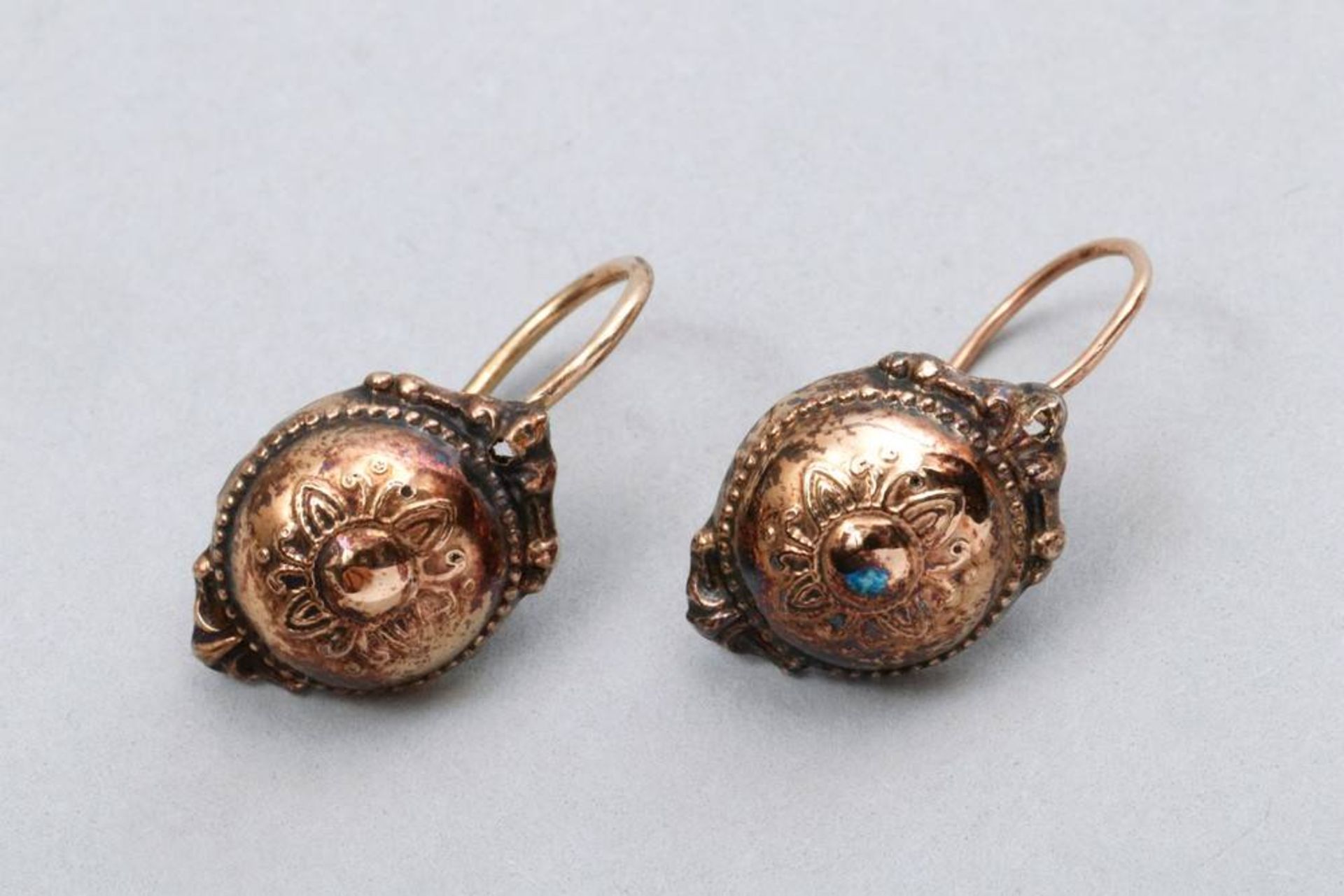 Biedermeier earrings rolled gold, ca. 1880, floral decoration, L: ca. 1,2cm in total, original