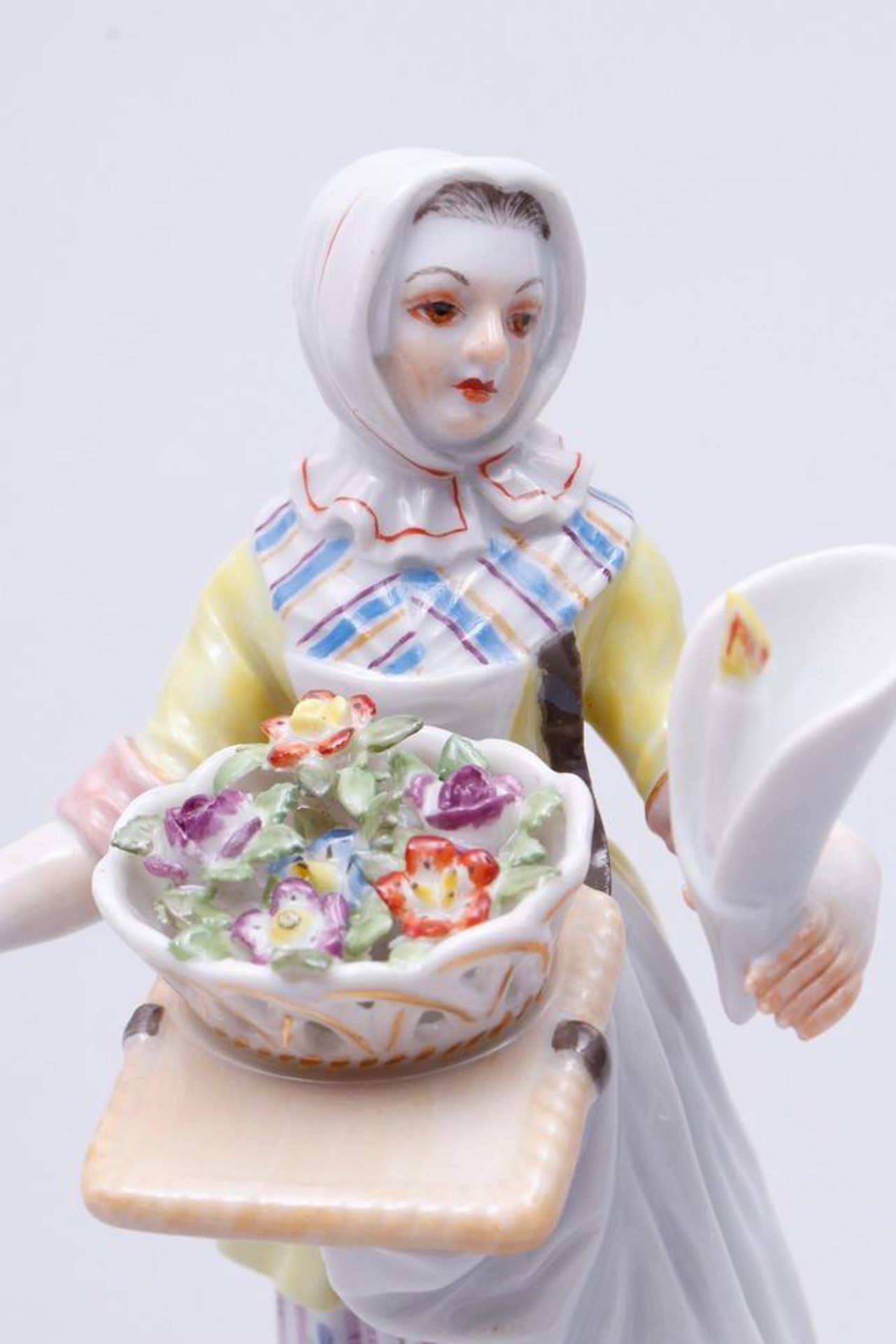 Flower Seller Meissen, 2nd half 20th C., design Johann Joachim Kaendler, from the series "Cris de - Bild 2 aus 5