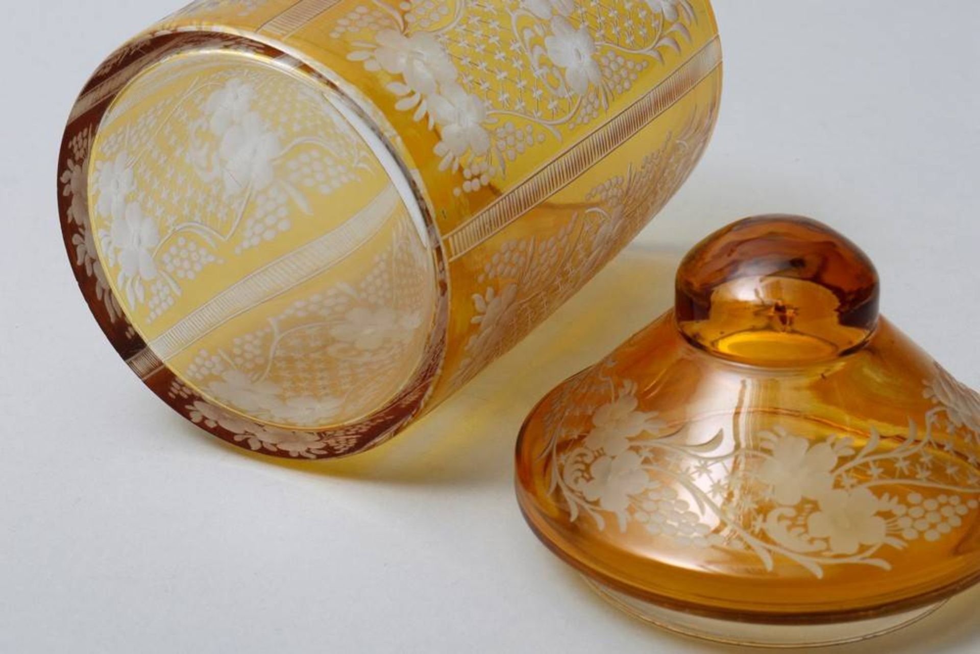 Lidded jar poss. Bohemia, ca. 1900/20, floral decoration, amber coloured glass, H:17,5cm, signs of - Bild 4 aus 4