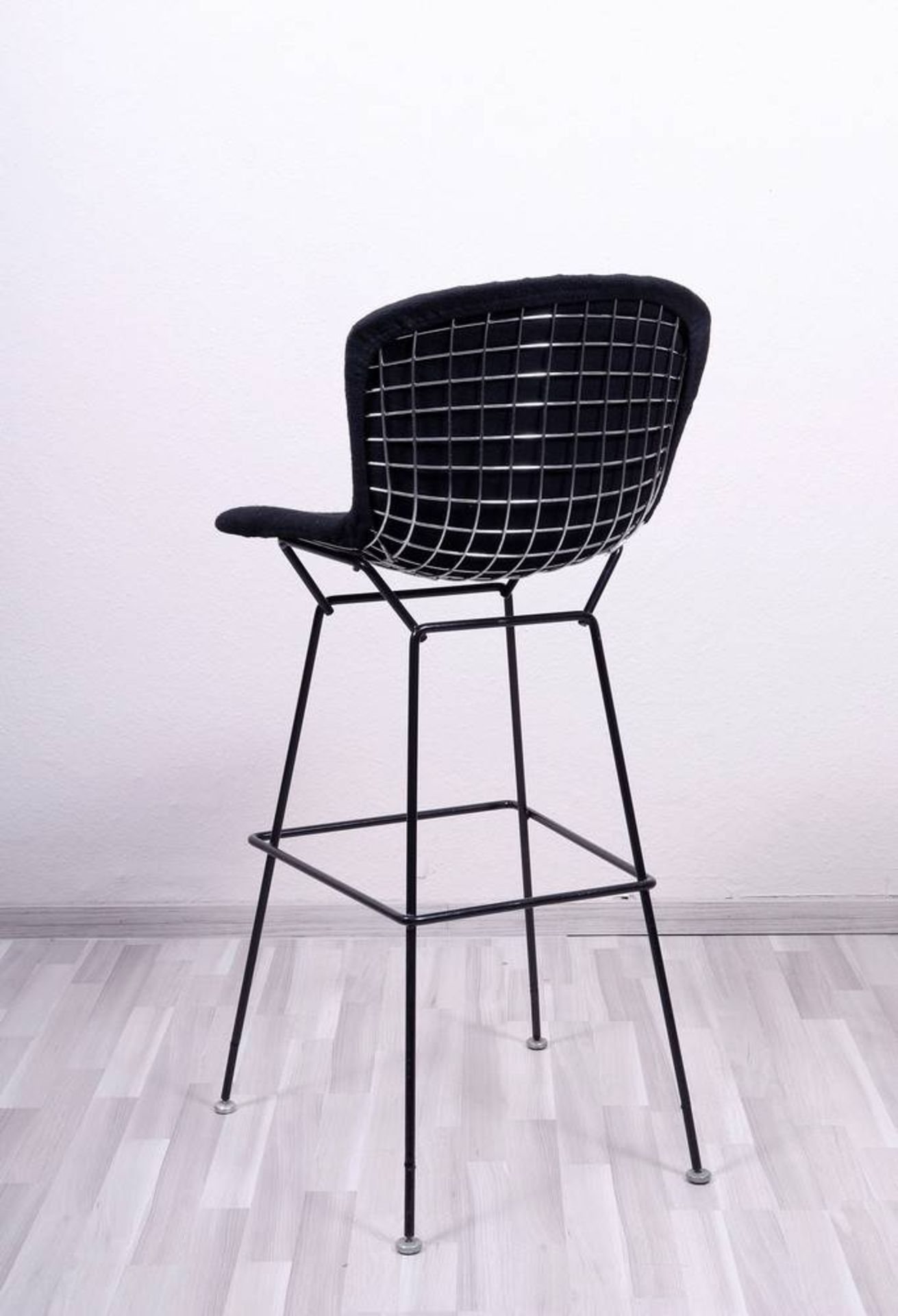 4 Barstools design Harry Bertoia, poss. manufacture by Knoll, 20th C., black metalframe, seat - Bild 3 aus 4