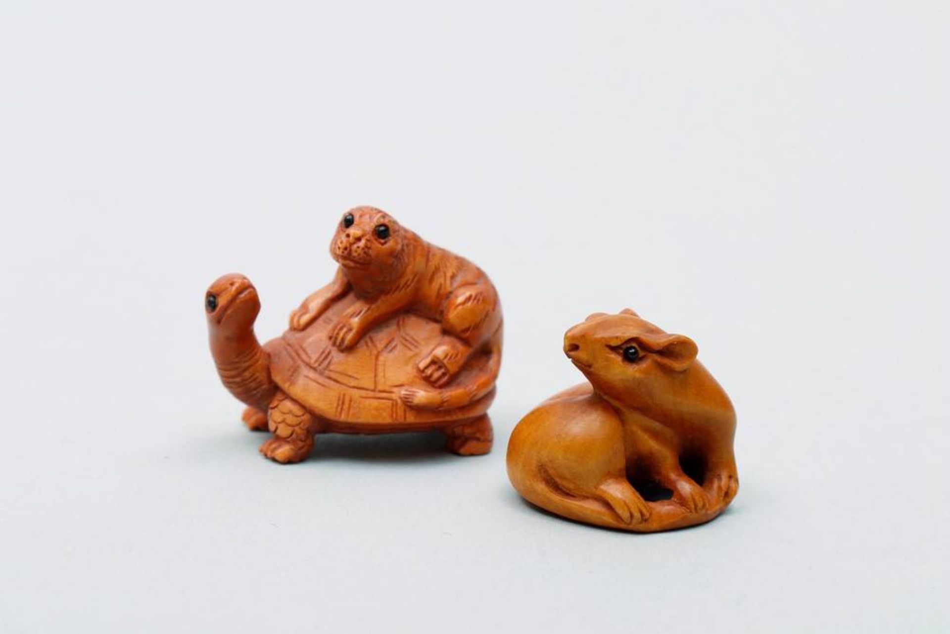 2 Ojime poss. Japan, ca. 1900/20, sitting rat and tiger on turtle, boxwood, each signed to base,