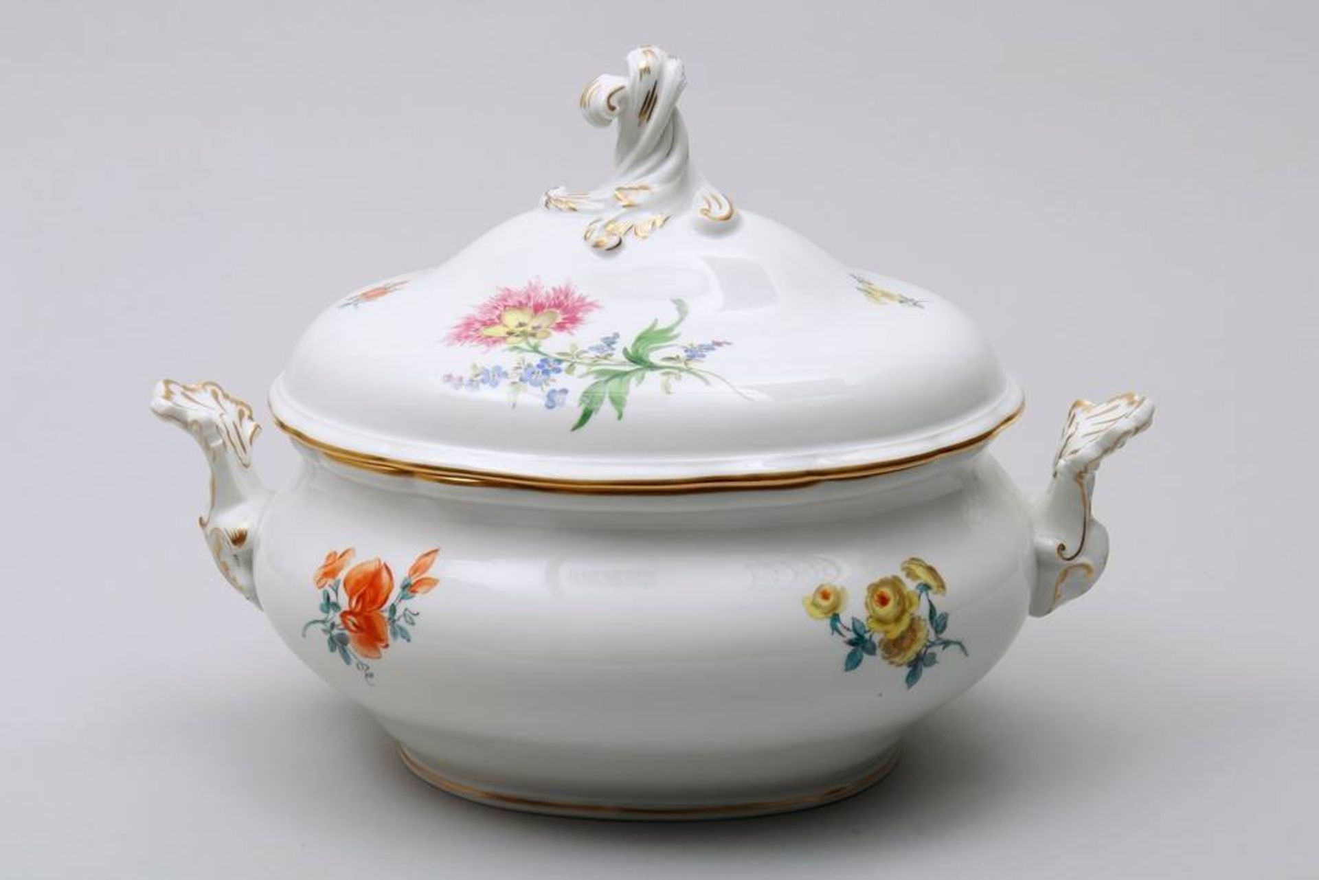 Large terrine Meissen, 2nd half 20th C., form "Neuer Ausschnitt", decor "Deutsche Blume", porcelain,