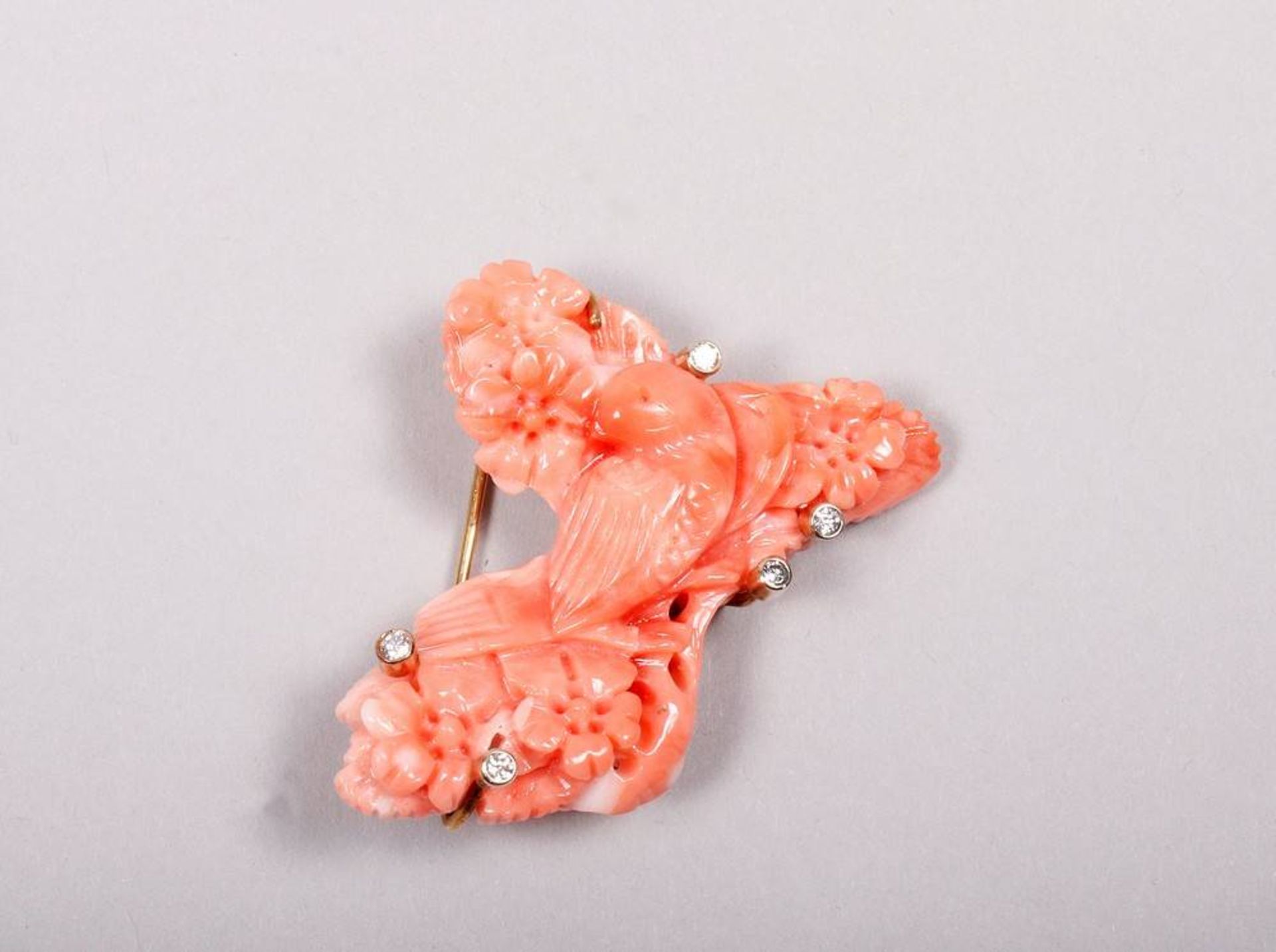 Bird brooch585 gold /coral, bird surrounded by flowers, 5 small brilliant cut diamonds, H: 3,5cm,