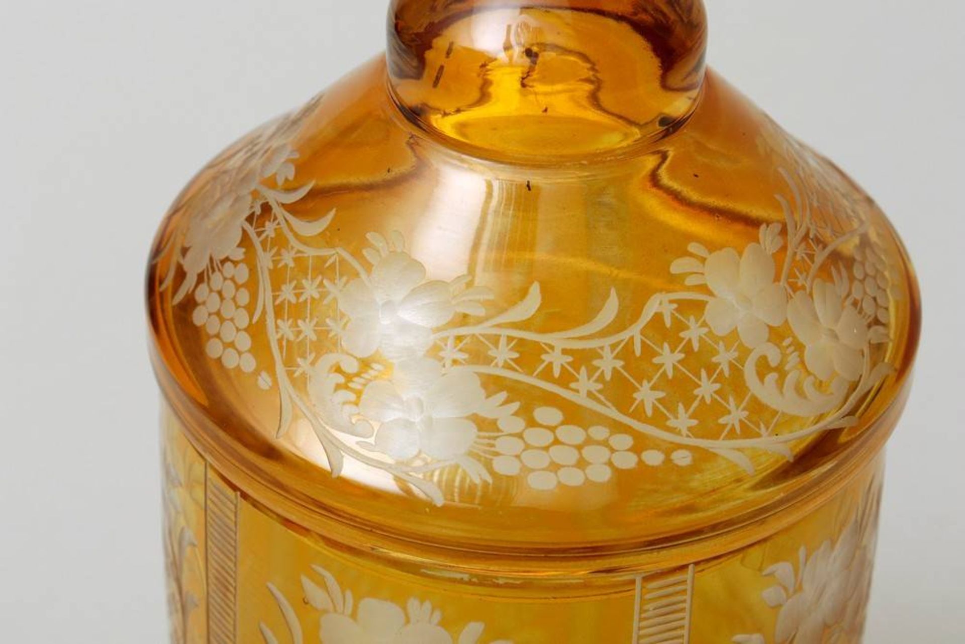 Lidded jar poss. Bohemia, ca. 1900/20, floral decoration, amber coloured glass, H:17,5cm, signs of - Bild 2 aus 4