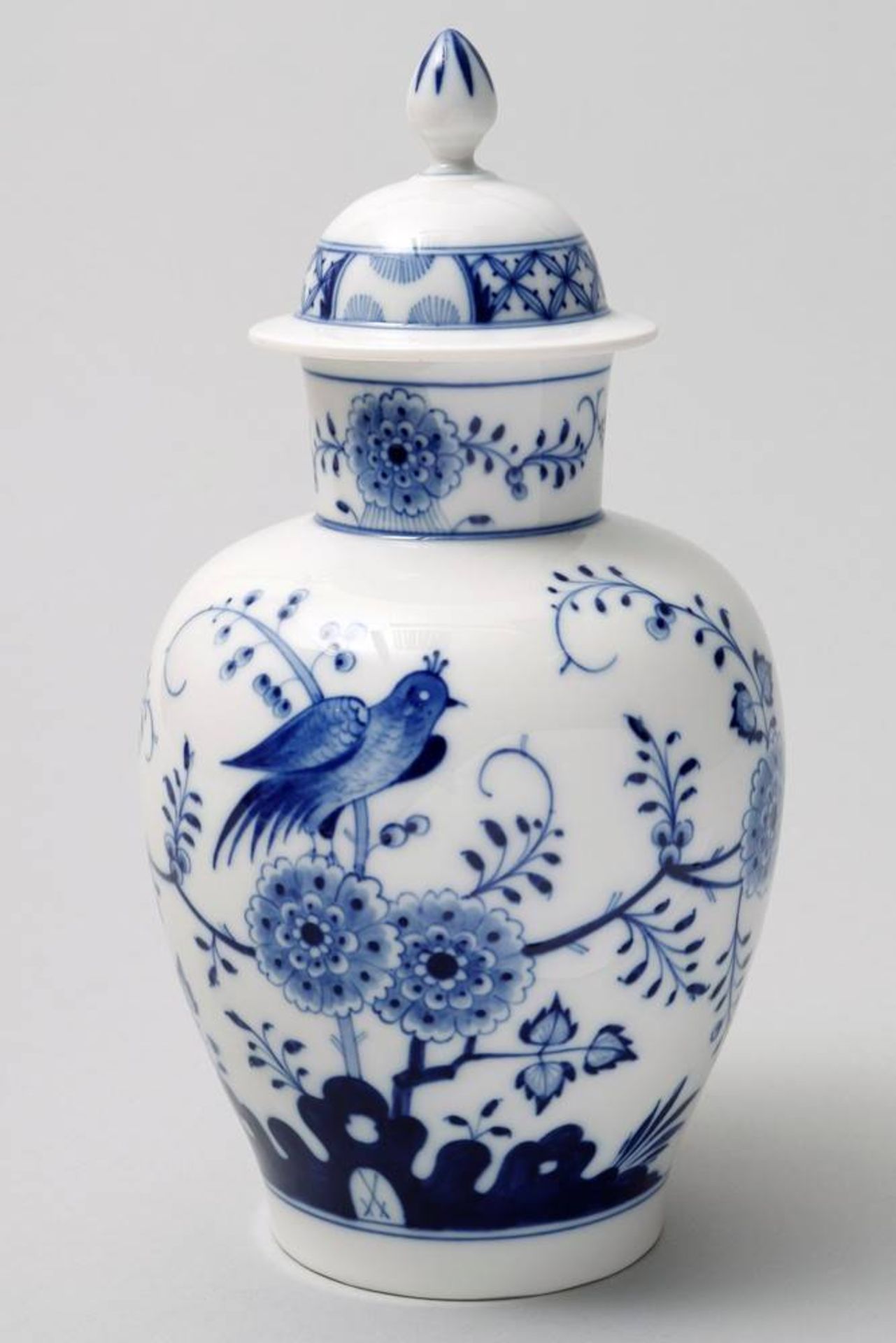 lidded vase, Meissen 1st half 20th C., porcelain, painted in underglaze blue, bird and rock