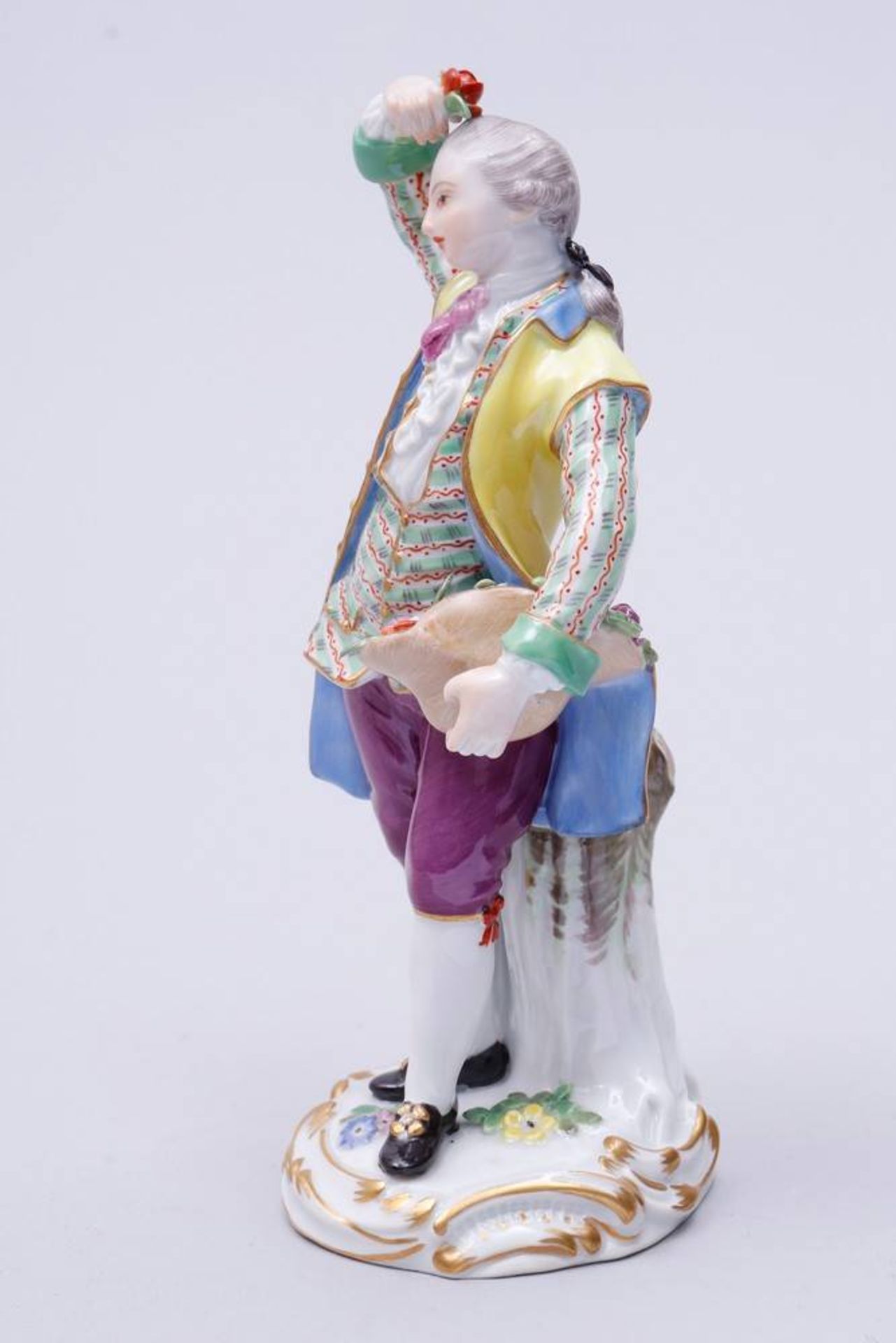 Gardener Meissen, 2nd half 20th C., design Michel Victor Acier, standing man, holding a hat with - Bild 4 aus 7