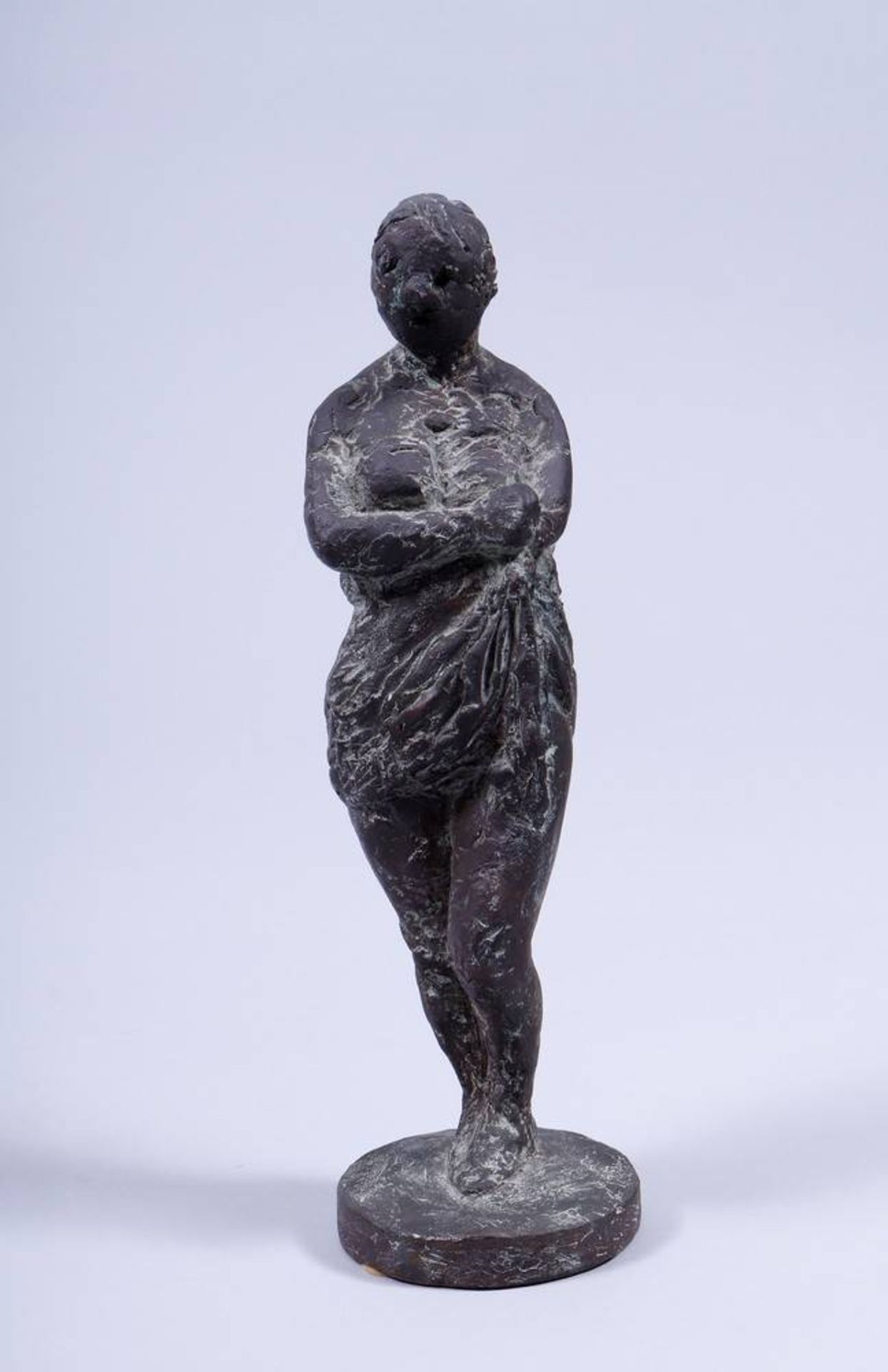 Christa Baumgärtel (geb. 1947, Kaufbeuren) Bronze, patinated, "Dame mit Badetuch" (Lady in bath