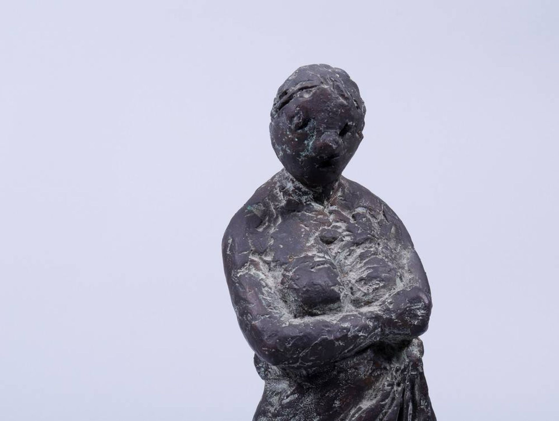 Christa Baumgärtel (geb. 1947, Kaufbeuren) Bronze, patinated, "Dame mit Badetuch" (Lady in bath - Bild 2 aus 6