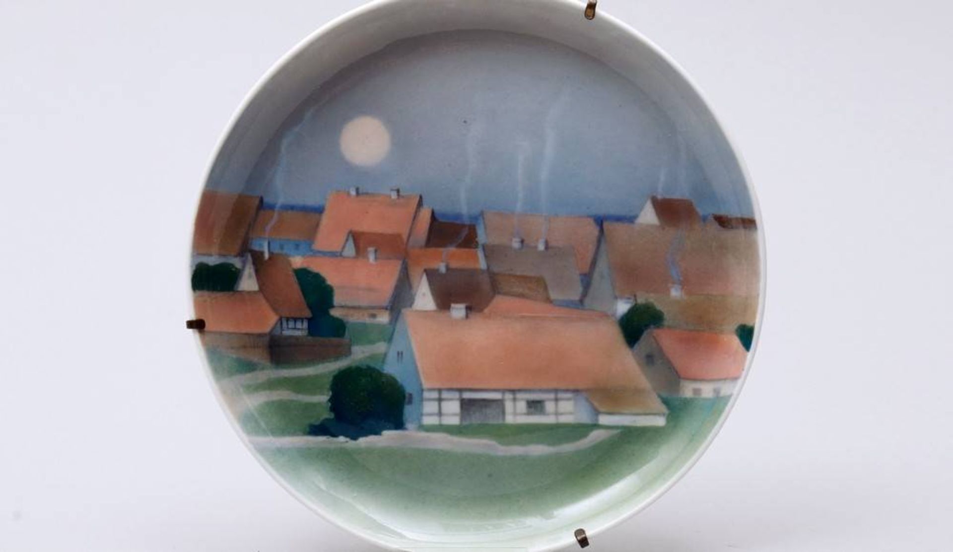 Small wall plate Meissen, 1st half 20th C., view of a village, painted in underglaze colours, - Bild 2 aus 3