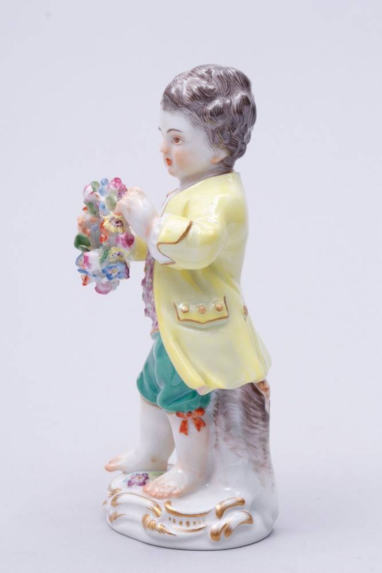 Young Gardener with floral wreath Meissen, 2nd half 20th C., design Johann Joachim Kaendler, boy - Bild 4 aus 6