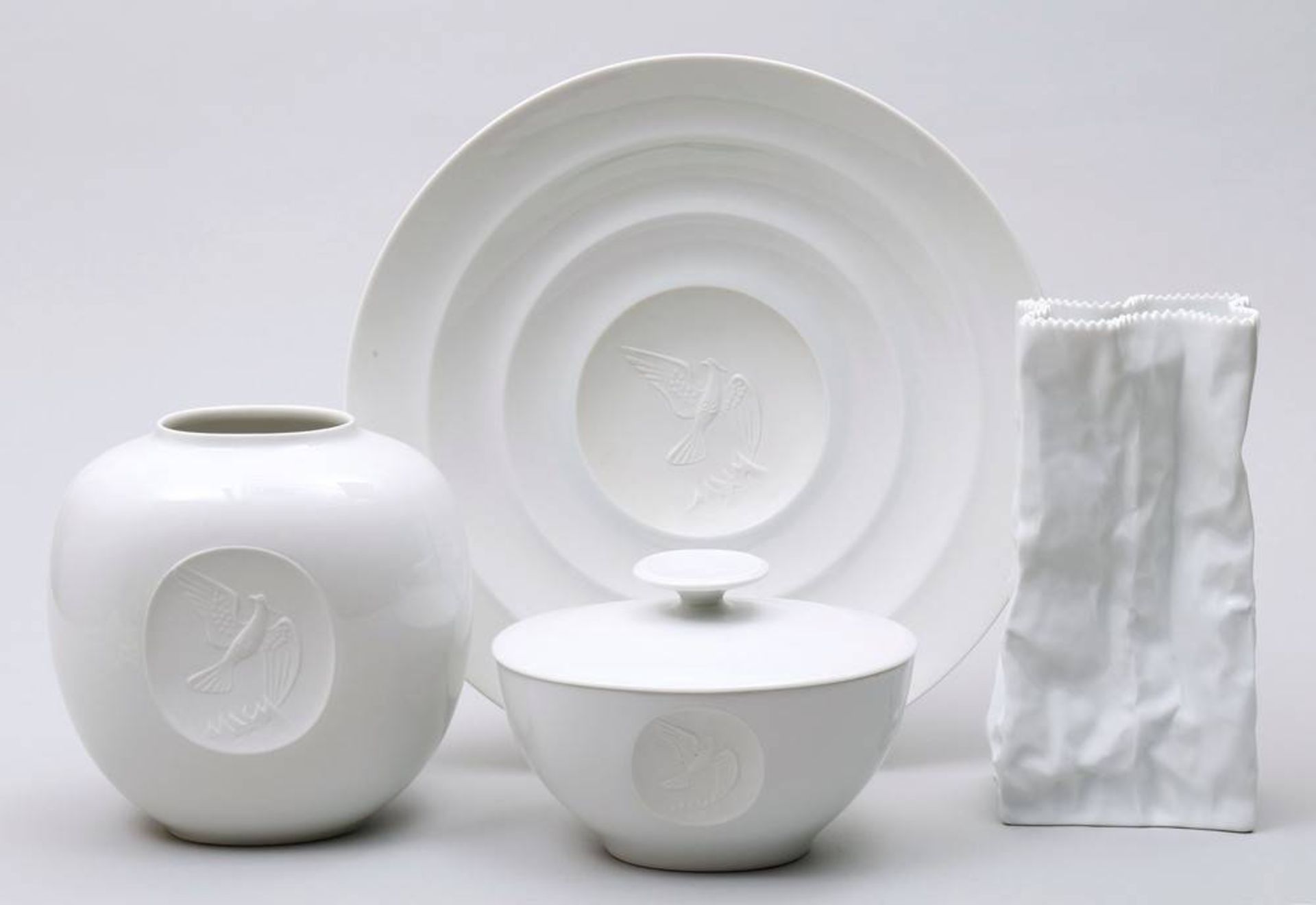 Lot porcelainRosenthal, 1957-1961, 4 pieces, 2 varying vases, 1 box and cover and 1 wallplate,