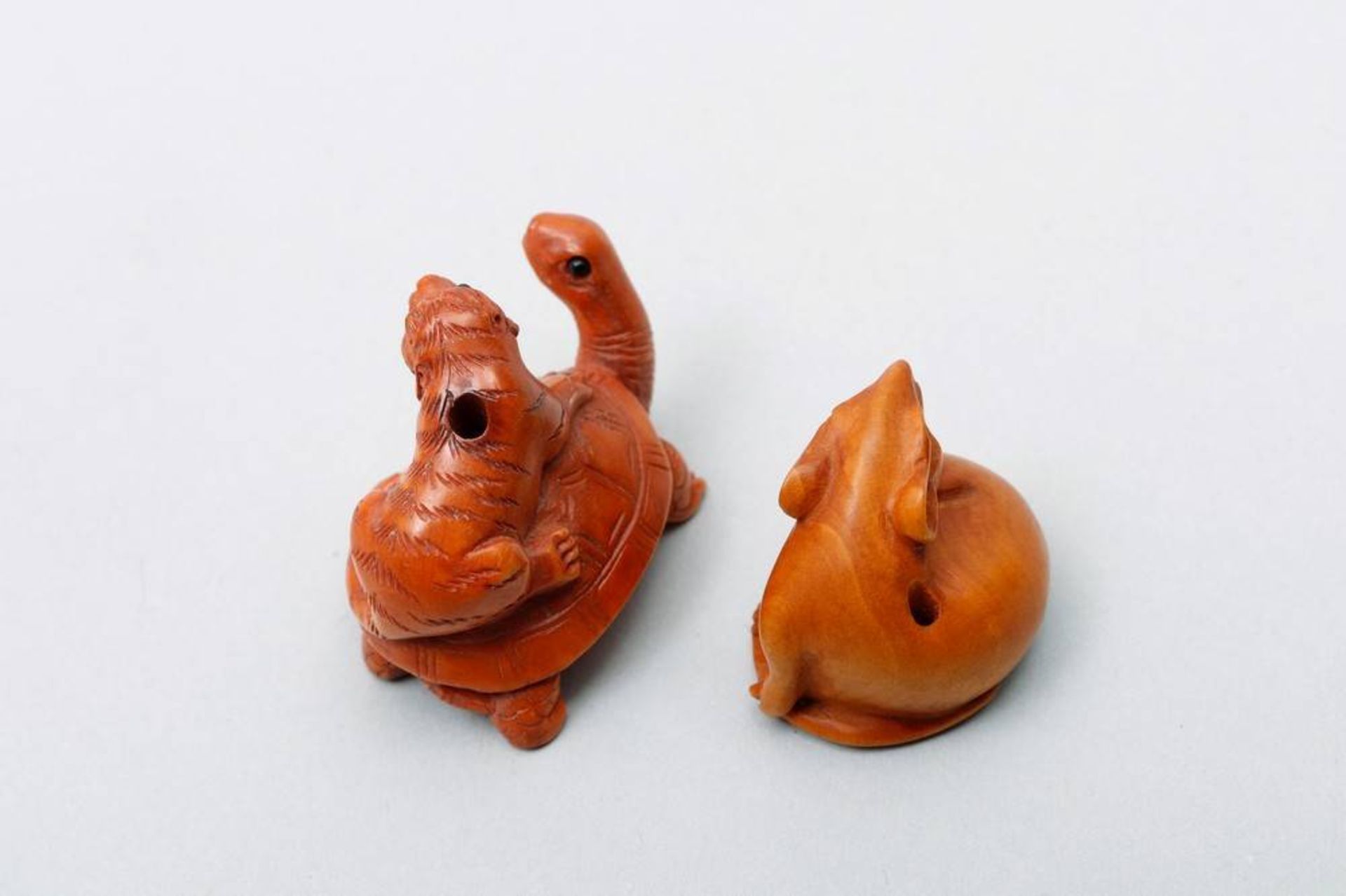 2 Ojime poss. Japan, ca. 1900/20, sitting rat and tiger on turtle, boxwood, each signed to base, - Bild 3 aus 4