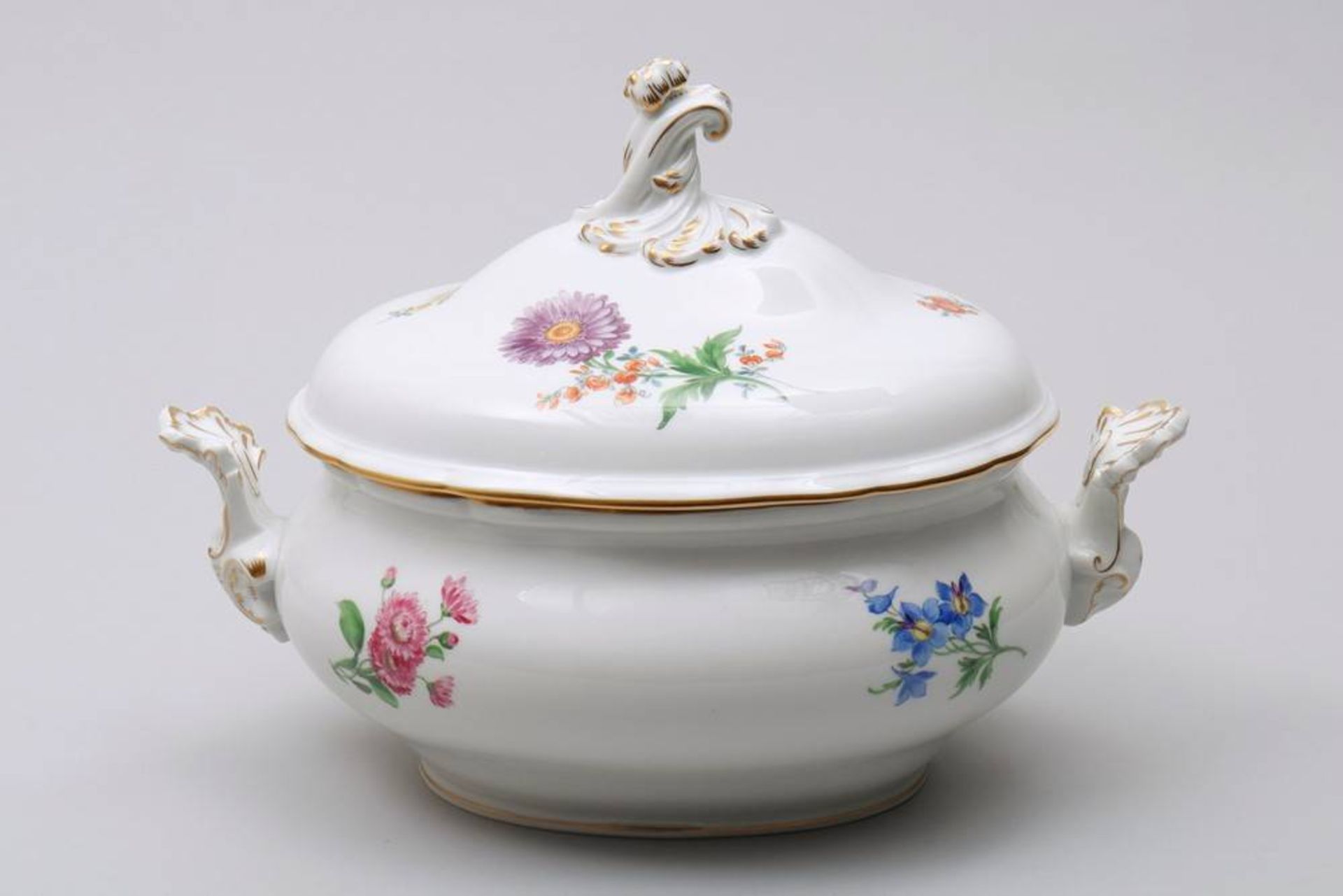 Large terrine Meissen, 2nd half 20th C., form "Neuer Ausschnitt", decor "Deutsche Blume", porcelain, - Bild 3 aus 7