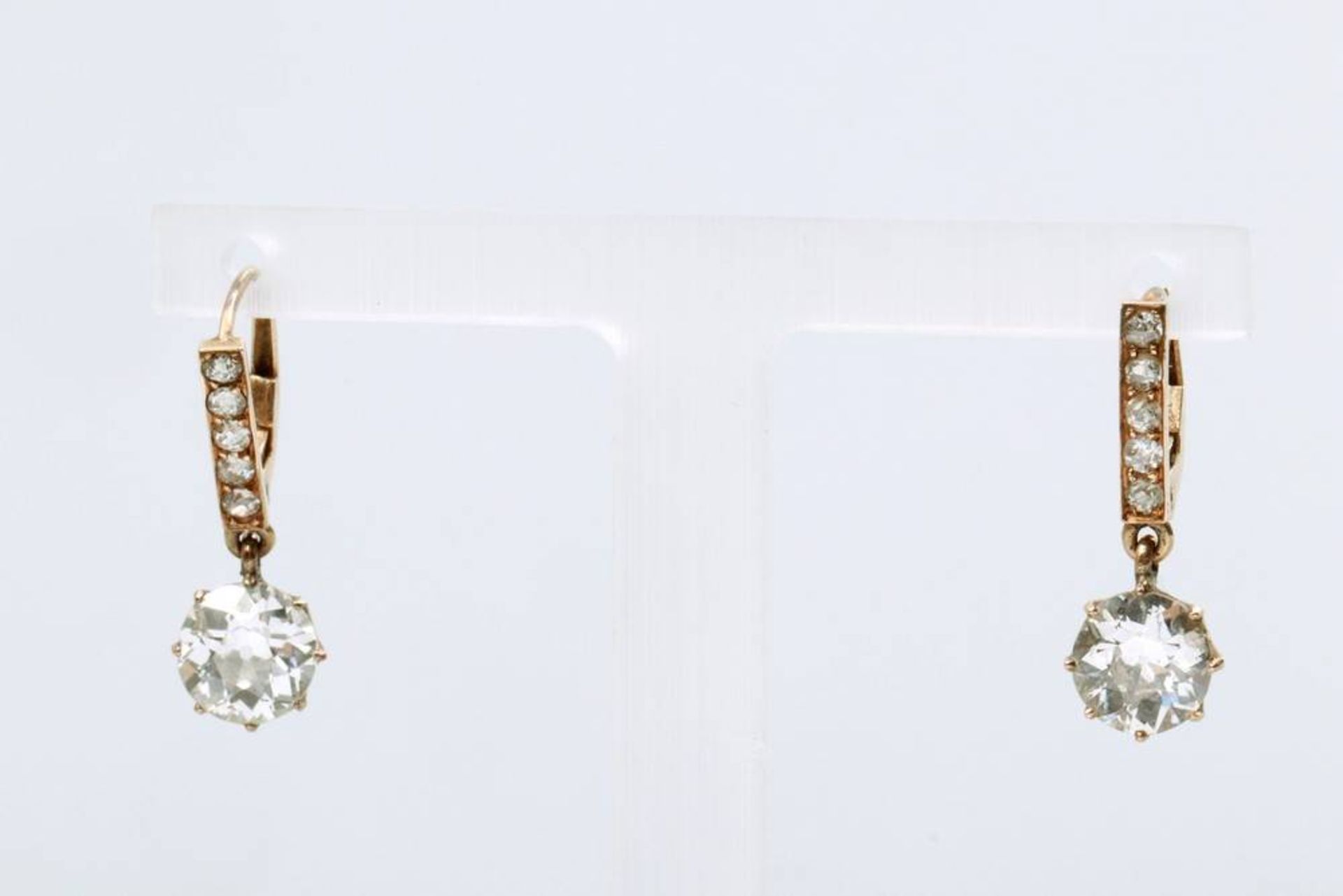 Art Deco earrings595 rosegold, ca. 1930, each set with diamonds in transitional cut, ca. 1,18ct, P1, - Bild 2 aus 3