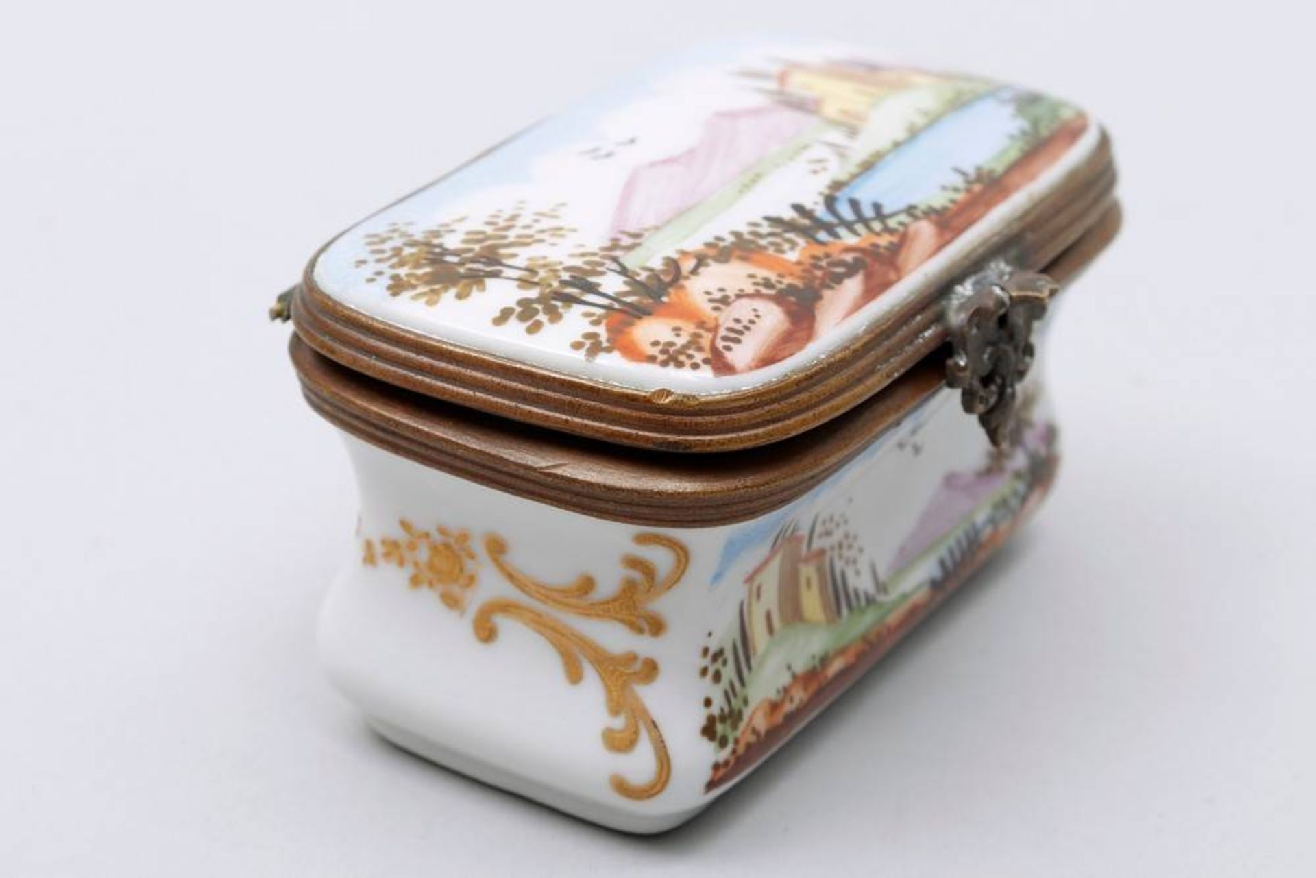 Snuff box poss. Samson, Paris, 19th C., porcelain, painted in colours with landscape and - Bild 3 aus 5