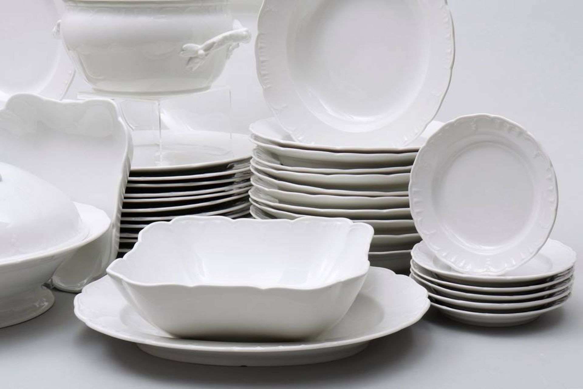 Dinner service for 12 persons KPM-Berlin, 20th C., 54 pieces, decor "Neuglatt", porcelain, - Bild 4 aus 5