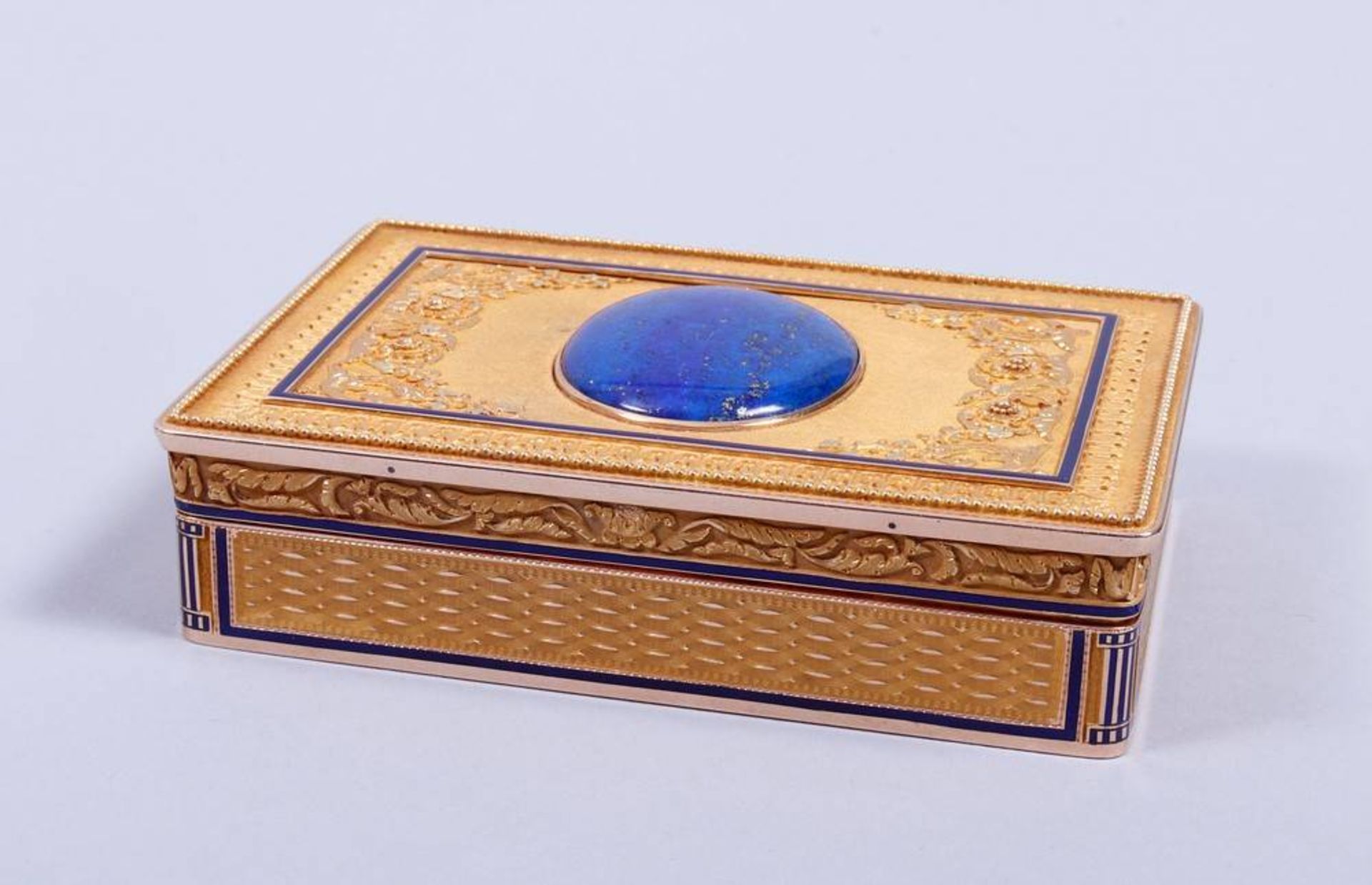 Louis-Seize Snuff Box 18k gold, poss. Paris, ca. 1780, rectangular shape, wave decoration in relief,