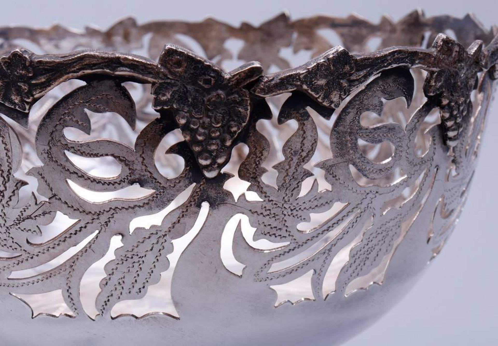 Large footed bowl silver, Egypt, mid 20th C., floral and vine decoration, ca. 1058g in total, HxD: - Bild 2 aus 3
