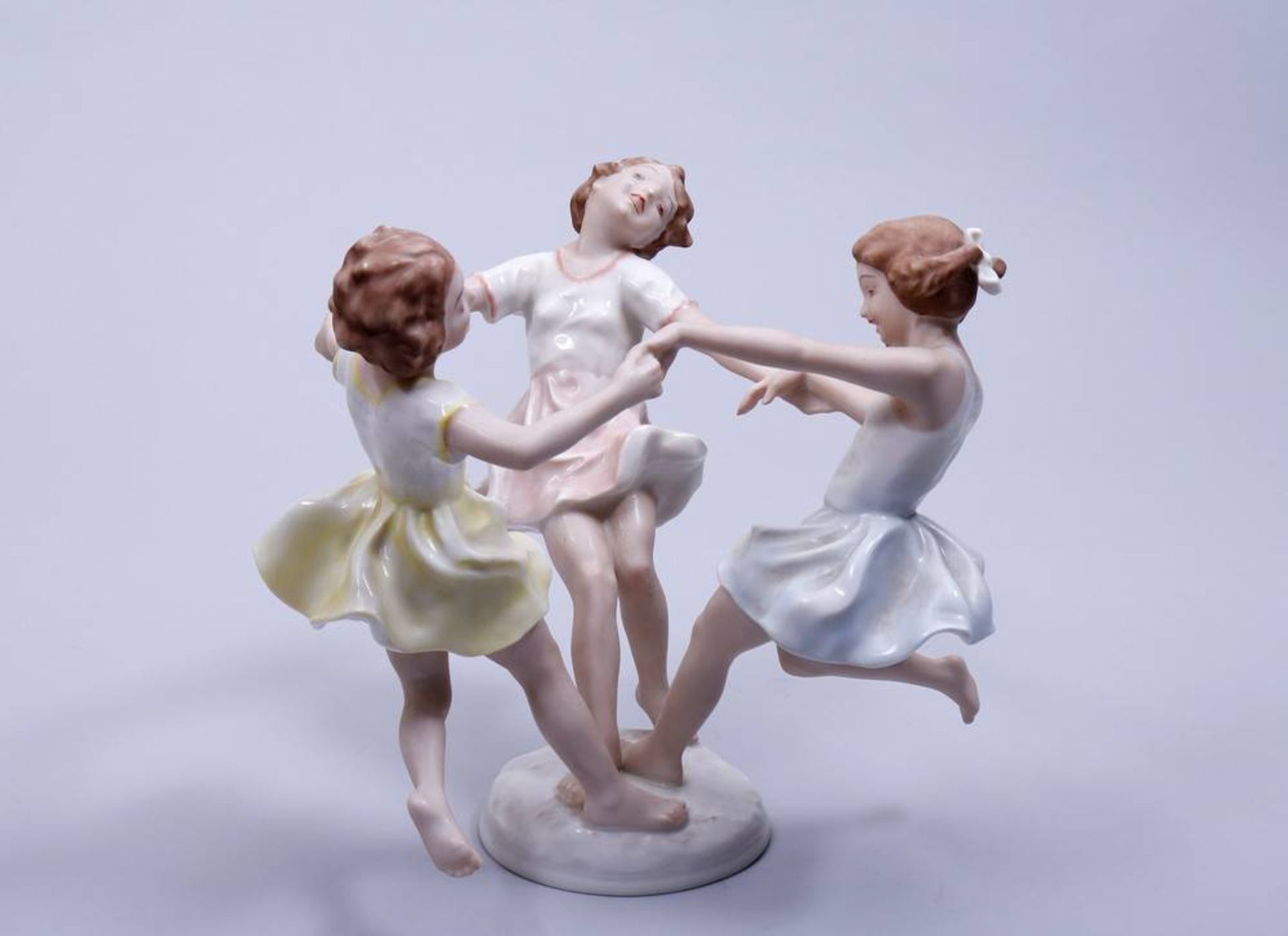 Dancing girls design Karl Tutter, manufactured by Hutschenreuther, 20th C., 3 young girls dancing, - Bild 2 aus 5