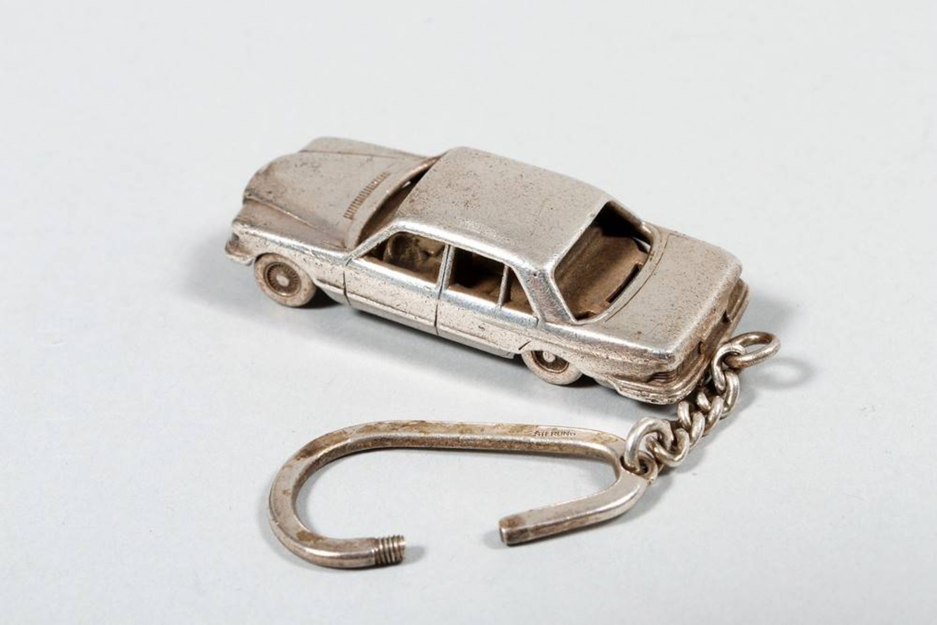 Mercedes-key fob silver, 925, model of a Mercedes W123 on chain, ca. 36g, L: 11,5cm in total, - Bild 2 aus 3