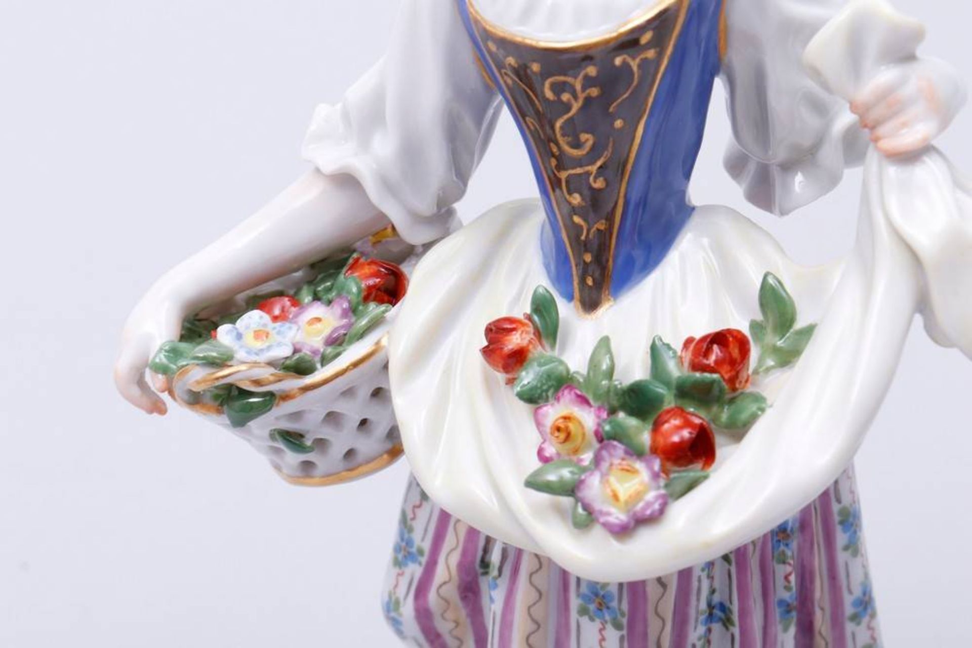 Female Gardener with Basket Meissen, 2nd half 20th C., design Johann Joachim Kaendler, standing - Bild 2 aus 6