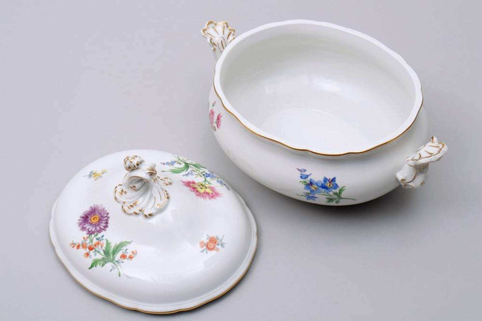 Large terrine Meissen, 2nd half 20th C., form "Neuer Ausschnitt", decor "Deutsche Blume", porcelain, - Bild 5 aus 7