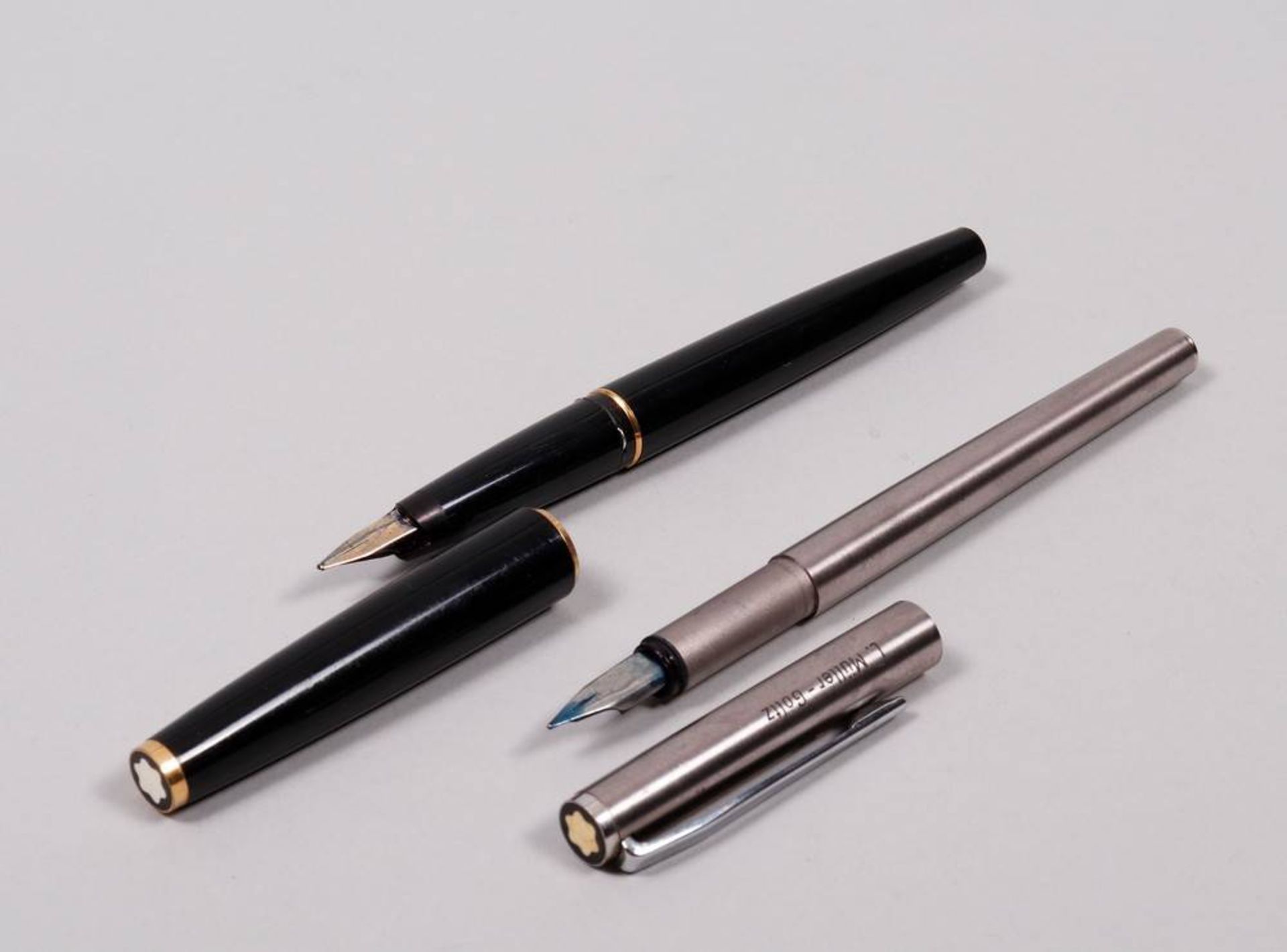 2 Fountain pens Montblanc, 1x steel, 1x black plastic, L: 13,5-14cm, signs of use, 1 with engraved - Bild 2 aus 2