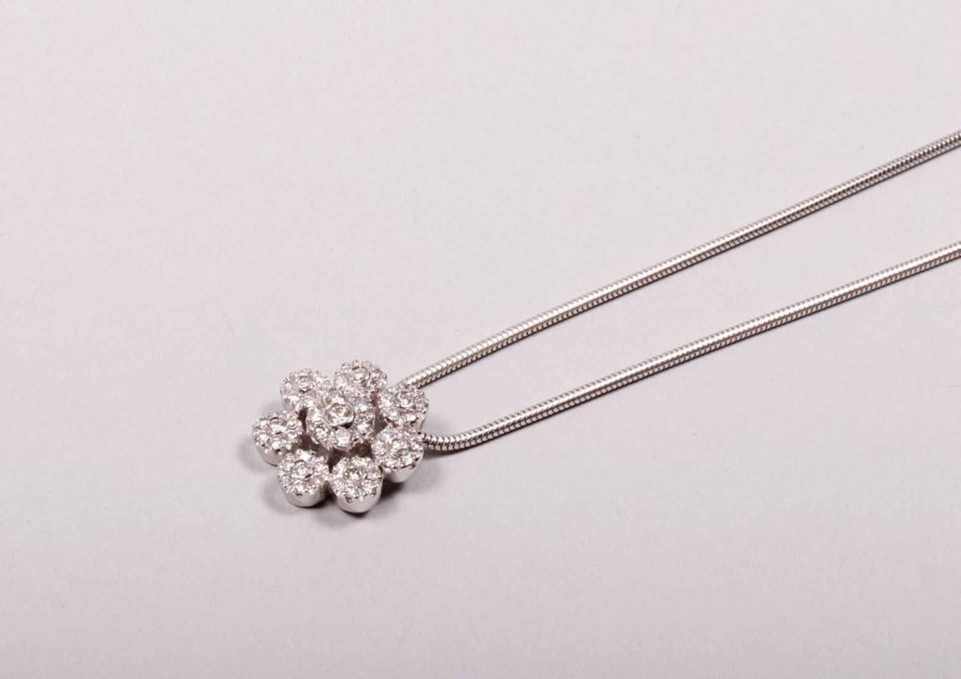 Collier750 white gold, flower shaped pendant, set with 55 brilliant cut diamonds, slightly tinted
