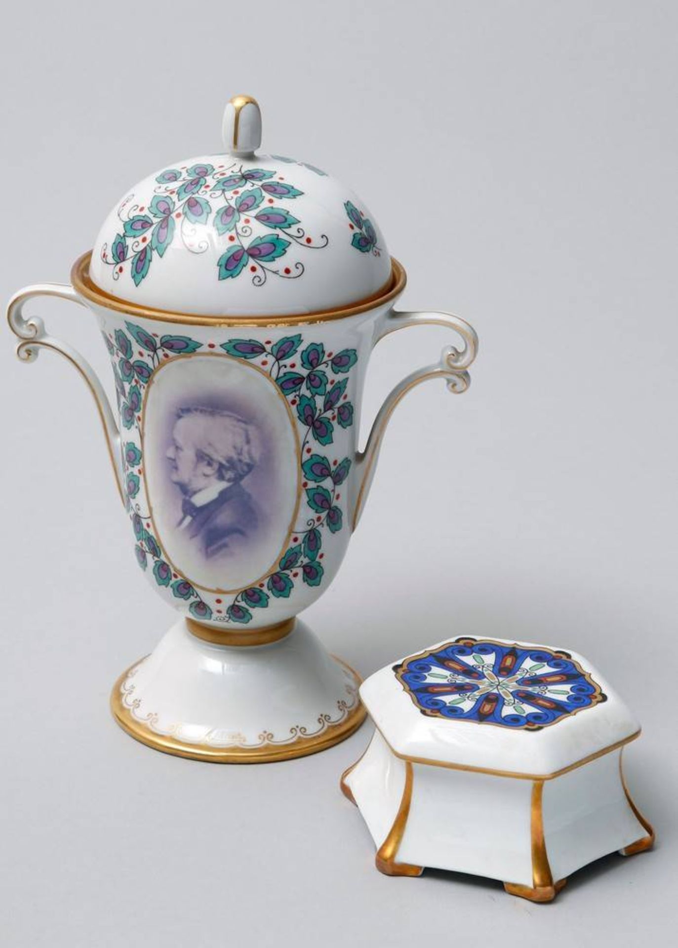 Art Nouveau vase and box german, ca. 1900/20, porcelain, painted in colours, vase with portrait of - Bild 2 aus 8