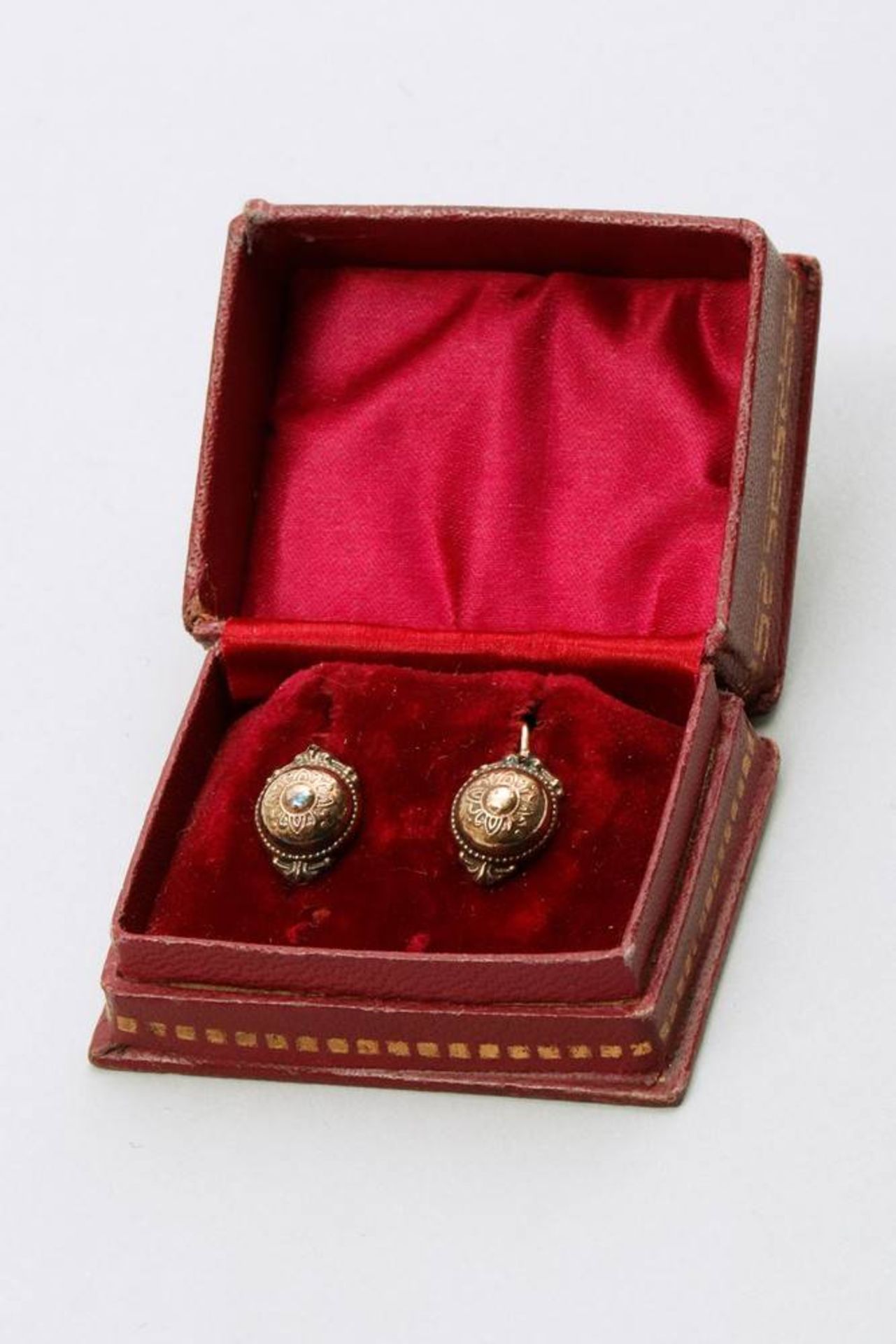 Biedermeier earrings rolled gold, ca. 1880, floral decoration, L: ca. 1,2cm in total, original - Bild 2 aus 3