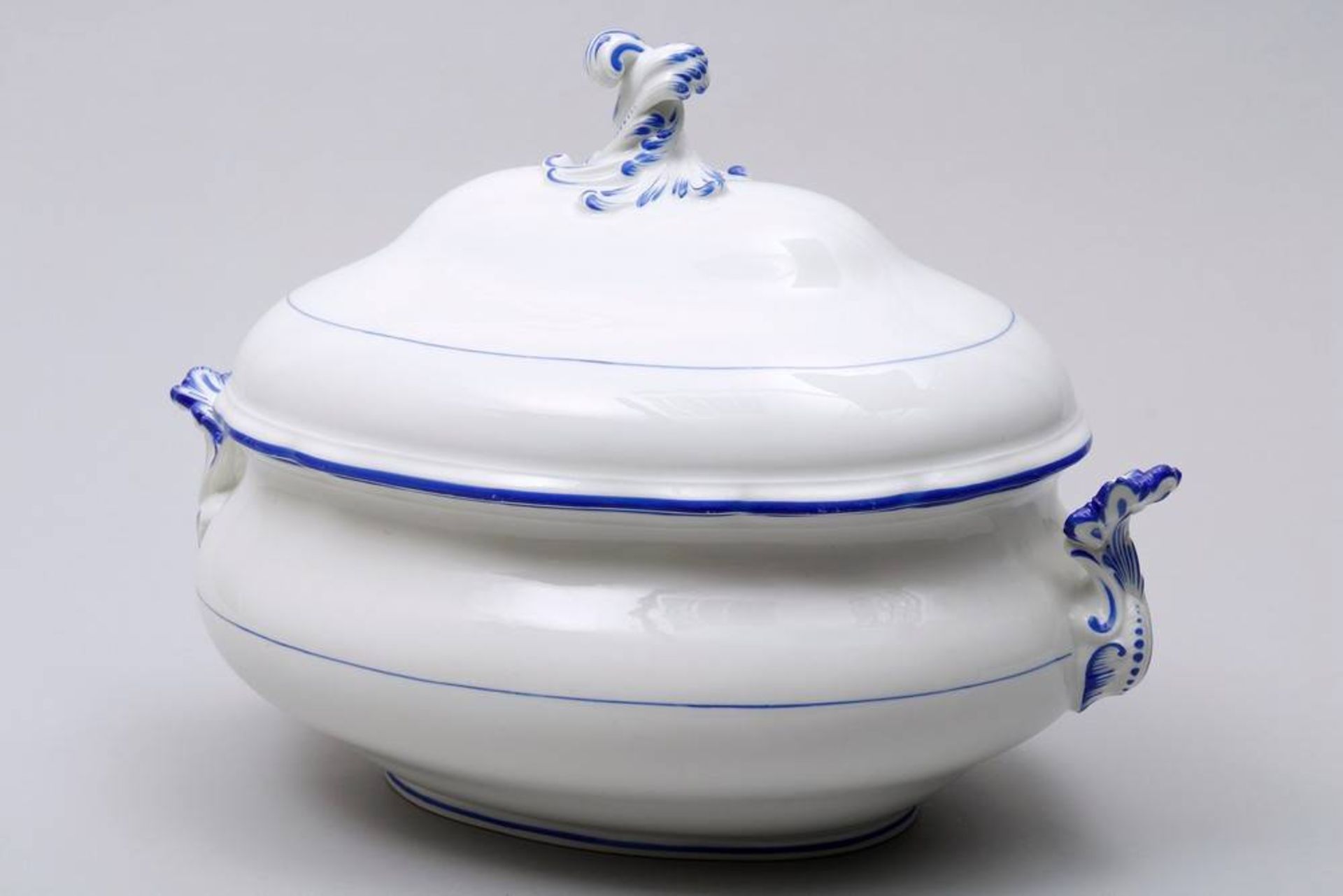 Large terrine Meissen, 20th C., form "Neuer Ausschnitt", cobalt blue details, swordmarks, 2 - Bild 2 aus 5