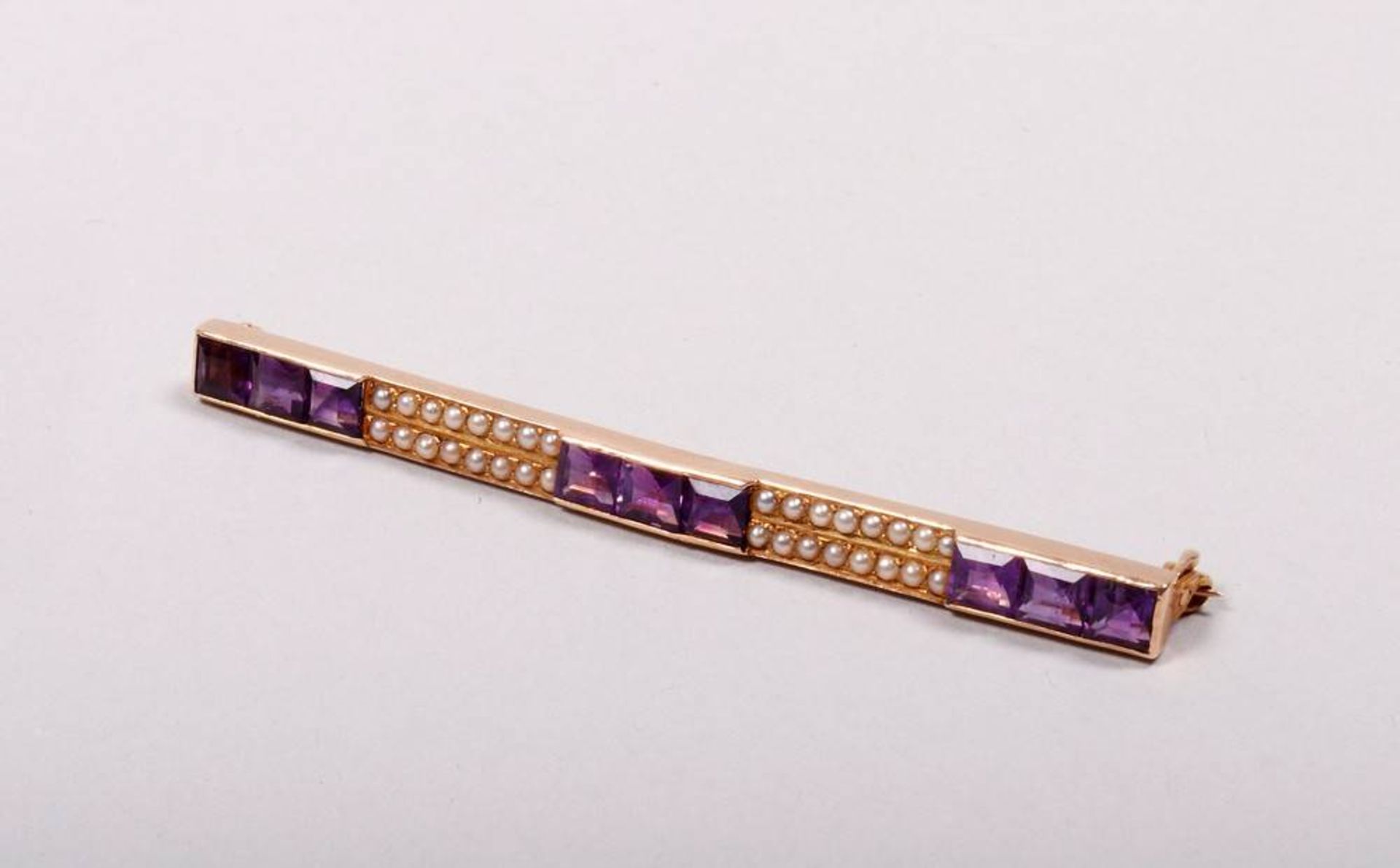 Art Deco brooch585 gold, set with 32 small seed pearls and 9 princess cut amethysts, L: 6cm, ca. 4,